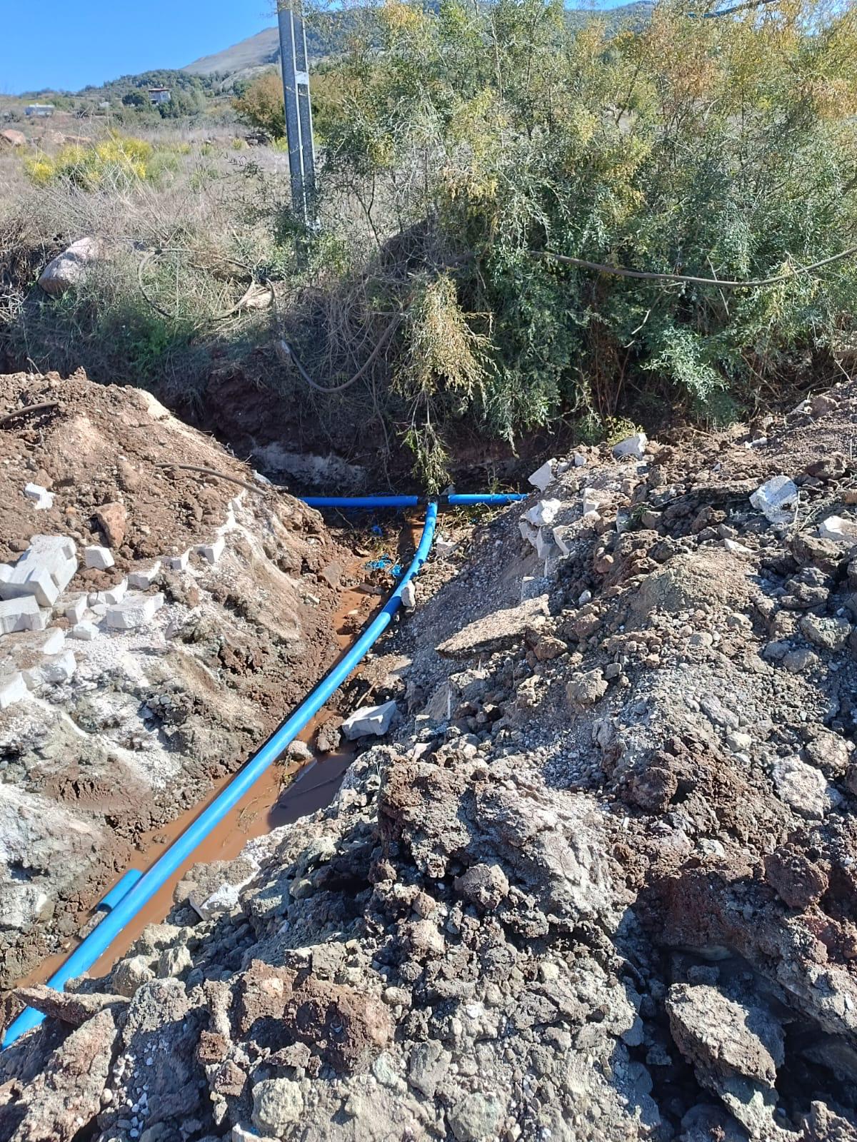 Hatay Büyükşehir Belediyesi, Gürışık Mahallesi'nde deforme olmuş içme suyu hattını yenileyerek su sorununu çözmeyi hedefliyor. Yeni 925 metrelik hat ile sağlıklı su iletimi sağlanacak.