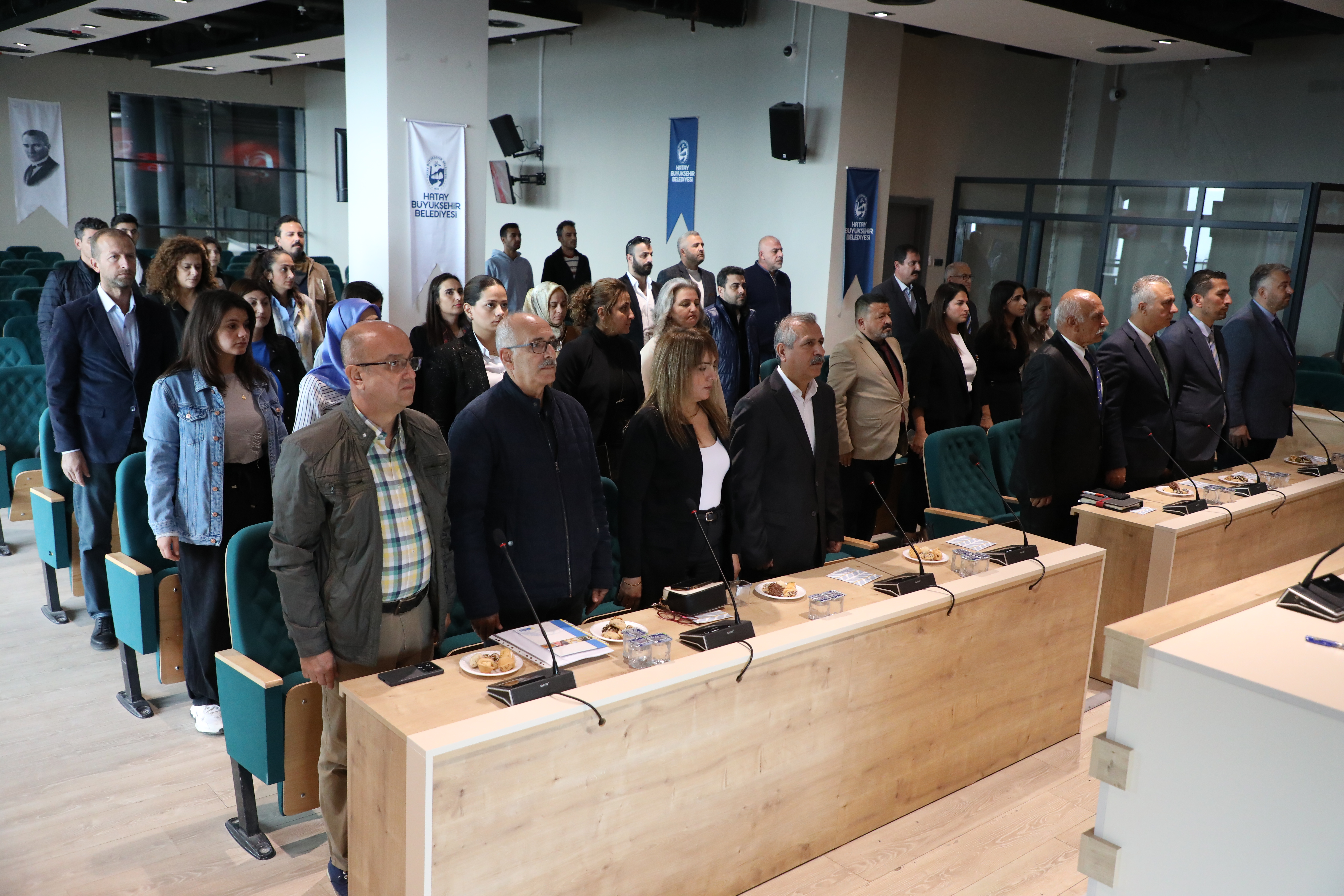 Hatay Büyükşehir Belediyesi, Valilik ve Tarım İl Müdürlüğü iş birliğiyle çiftçiye destek projelerini başlattı. Süt sağım ekipmanları, gübre desteği ve zeytin hasat setleriyle üretim hedefleniyor.