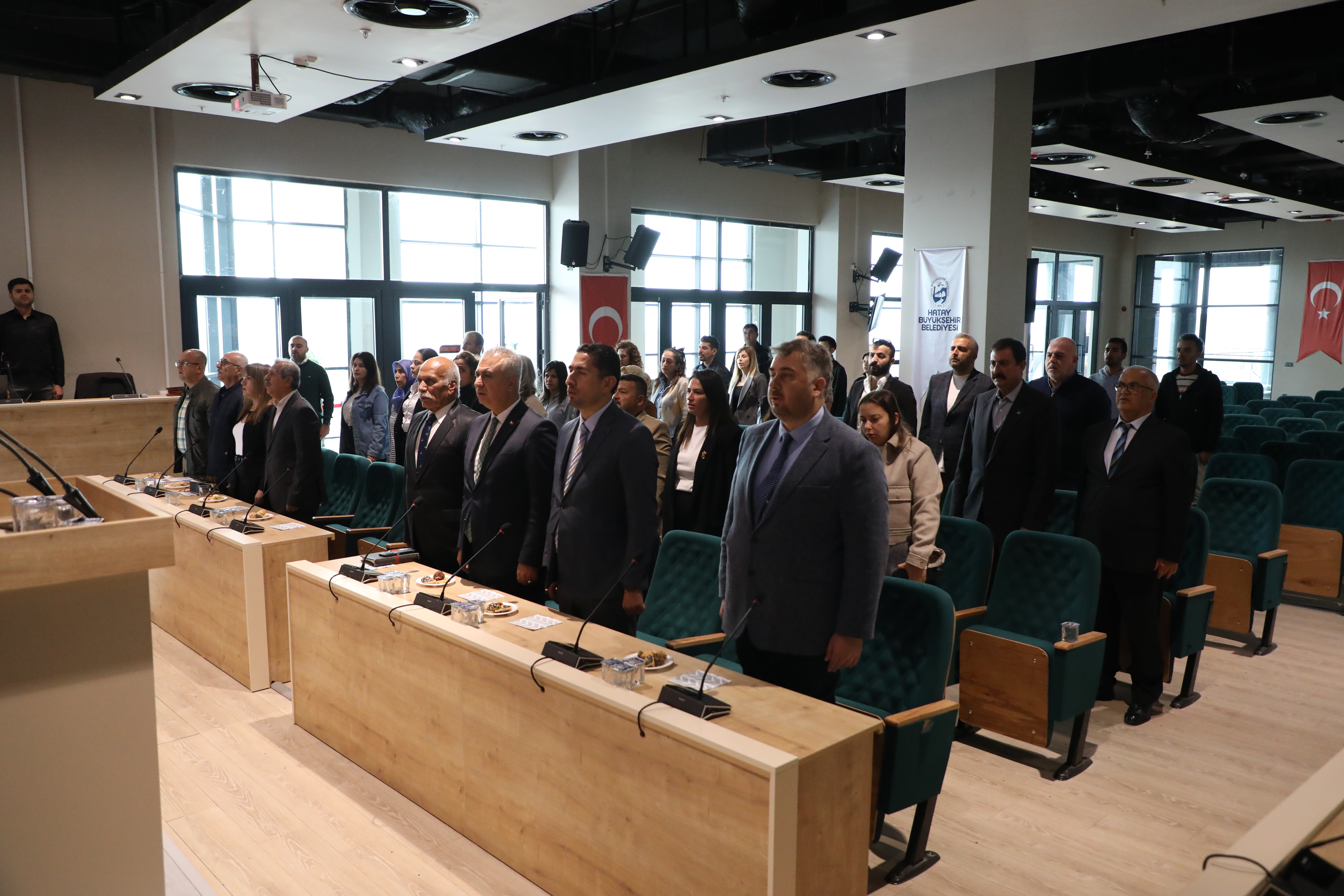 Hatay Büyükşehir Belediyesi, Valilik ve Tarım İl Müdürlüğü iş birliğiyle çiftçiye destek projelerini başlattı. Süt sağım ekipmanları, gübre desteği ve zeytin hasat setleriyle üretim hedefleniyor.