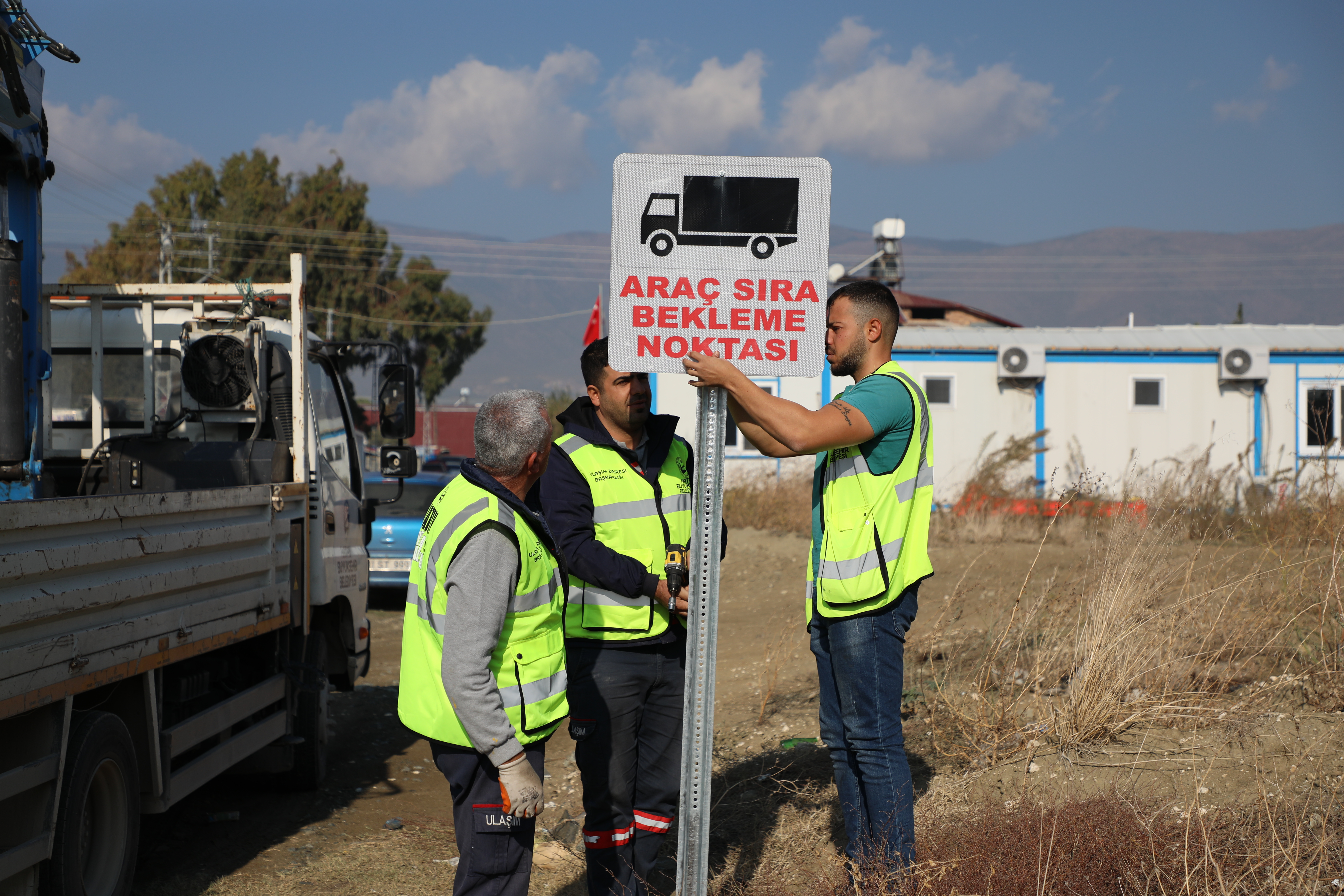 Hatay Büyükşehir Belediyesi, deprem sonrası şehirdeki adres belirsizliklerini gidermek ve güvenli ulaşımı sağlamak için fosforlu levhalar yerleştiriyor. Yeni levhalar gece görünürlüğü artırıyor.