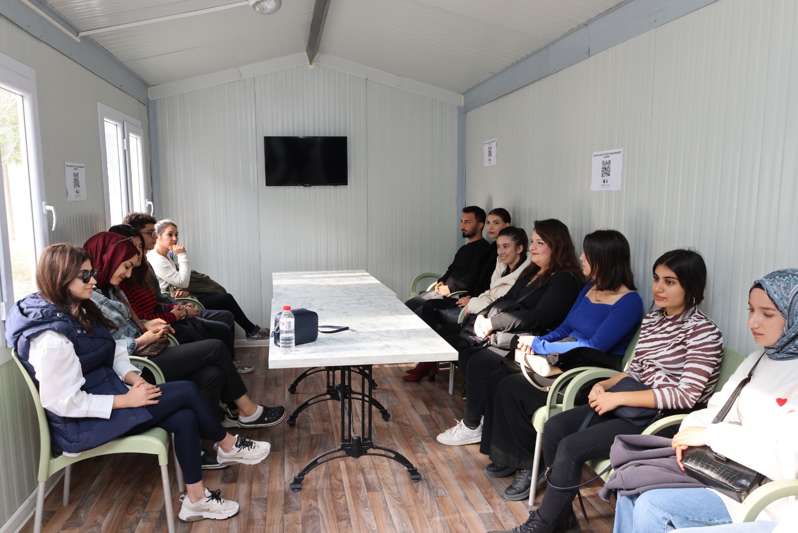 Hatay Büyükşehir Belediyesi'nin HAKİM Projesi kapsamında aşçı yardımcılığı kursu başladı. Deprem sonrası istihdamı artırmayı hedefleyen proje, kentte ticaretin canlanmasına katkı sağlayacak.