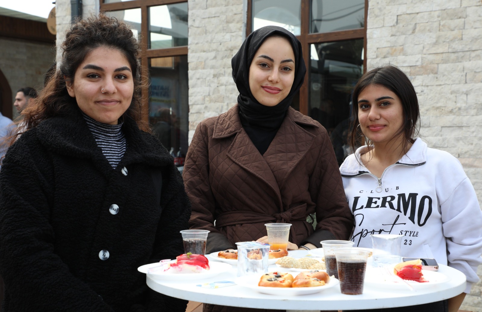 Hatay Büyükşehir Belediyesi'nin HAKİM Projesi kapsamında aşçı yardımcılığı kursu başladı. Deprem sonrası istihdamı artırmayı hedefleyen proje, kentte ticaretin canlanmasına katkı sağlayacak.