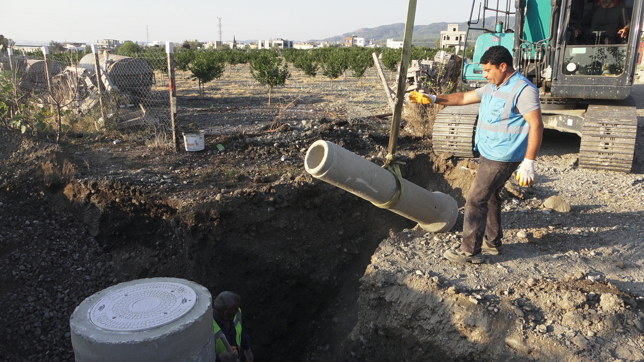 Hatay Büyükşehir Belediyesi, Erzin ilçesi Bahçelievler Mahallesi'nde çevre sağlığı için atık su hattı inşa ediyor. 1100 metre uzunluğunda yeni altyapı ile çevre kirliliği önleniyor.