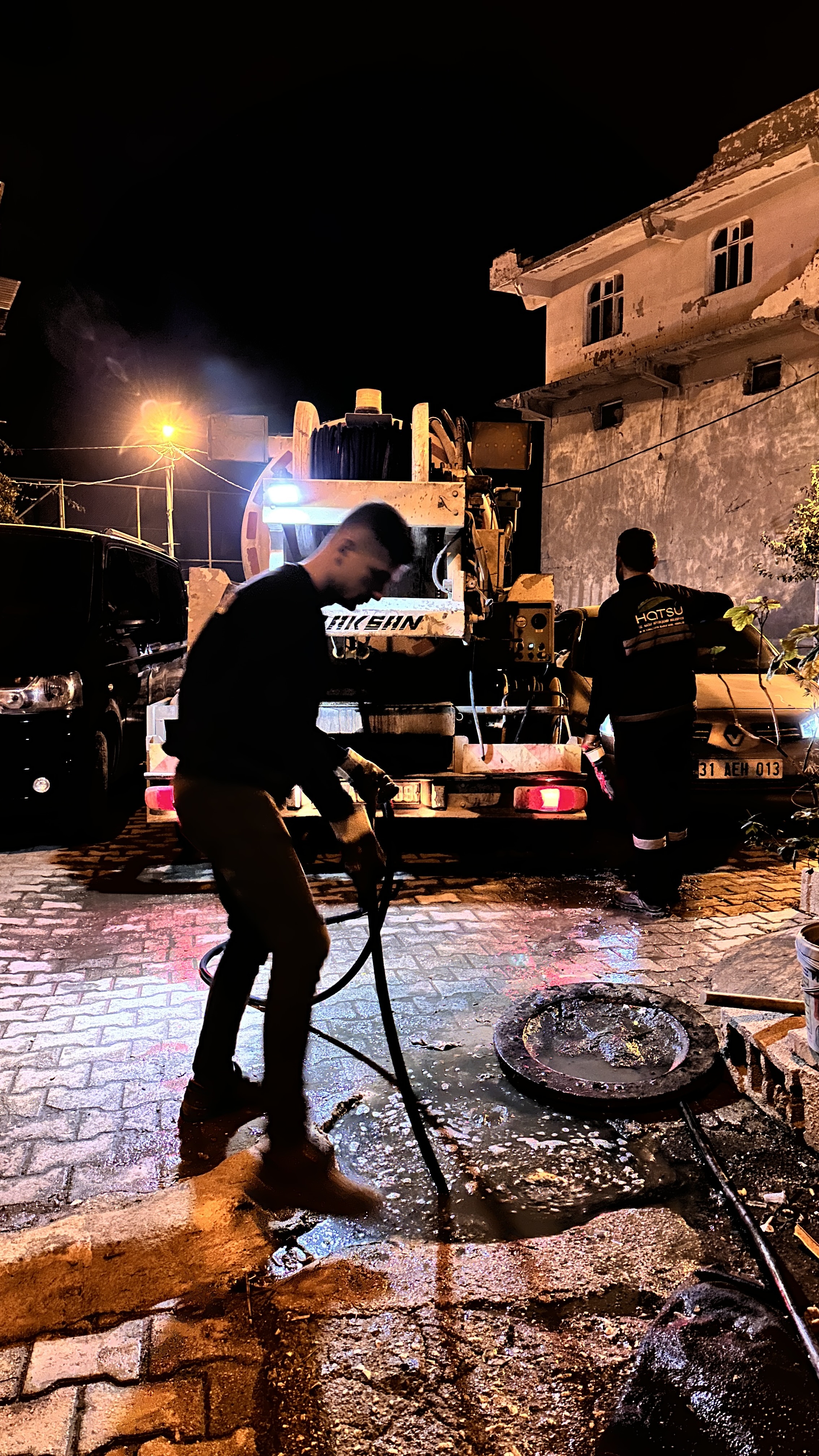 HATSU, Hatay'da yağmur suyu deşarj hatlarındaki tıkanıklıkları temizleyerek su birikintilerinin önüne geçiyor, altyapı problemlerini çözüme kavuşturuyor.