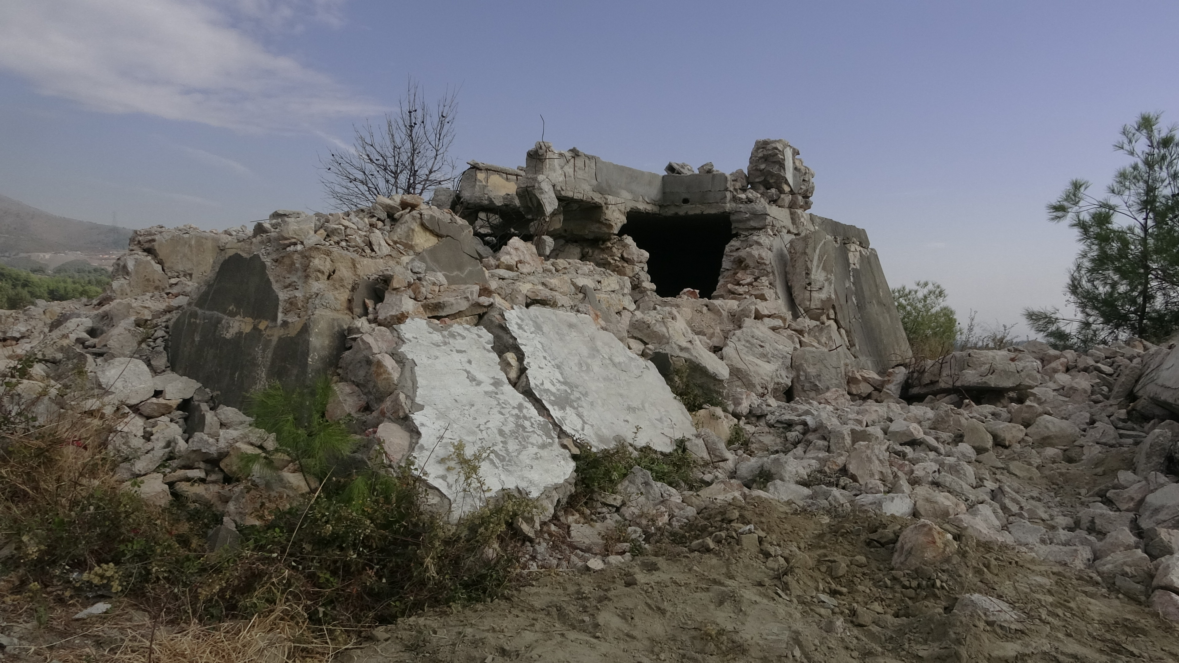 HATSU, Antakya Karlısu Mahallesi’nde depremde zarar gören içme suyu deposunu 200 m³ hacimli prefabrik depo ile yeniliyor. Bağlantılar tamamlanınca su iletimi sağlanacak.