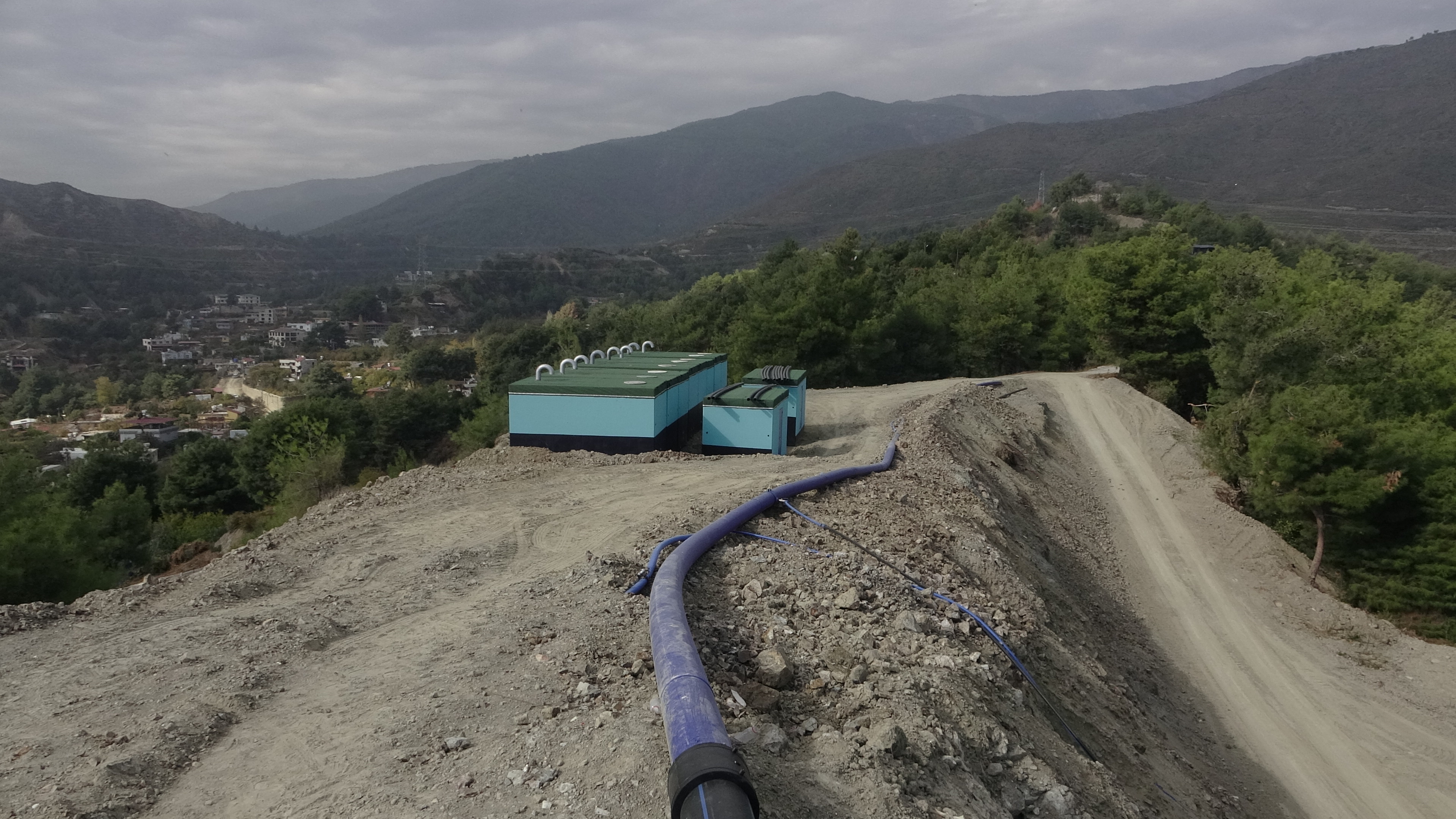 HATSU, Antakya Karlısu Mahallesi’nde depremde zarar gören içme suyu deposunu 200 m³ hacimli prefabrik depo ile yeniliyor. Bağlantılar tamamlanınca su iletimi sağlanacak.