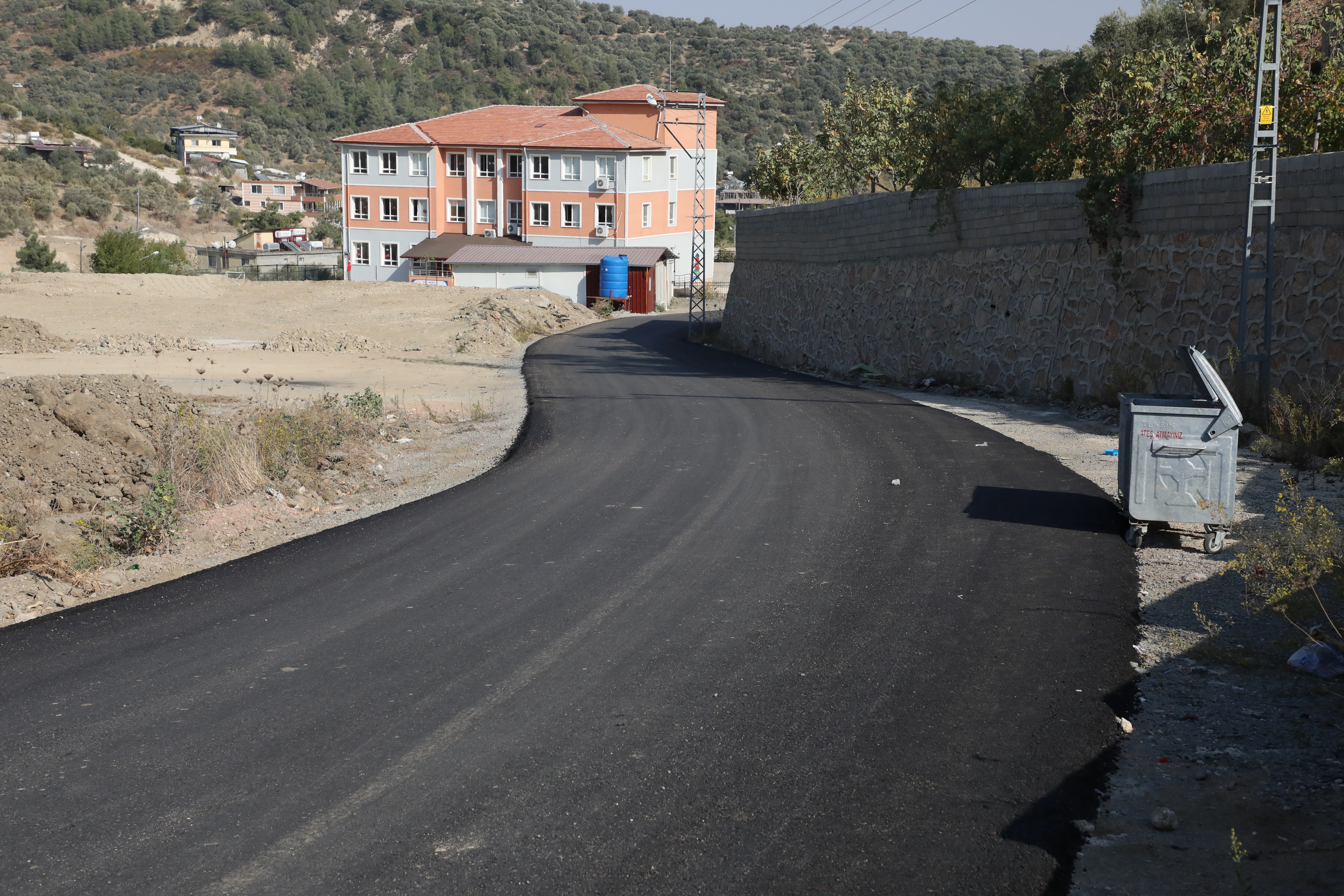 Hatay Büyükşehir Belediyesi, Antakya'nın Oğlakören ve Dikmece Mahalleleri arasındaki 1500 metrelik yolun asfaltlama çalışmalarını tamamladı.