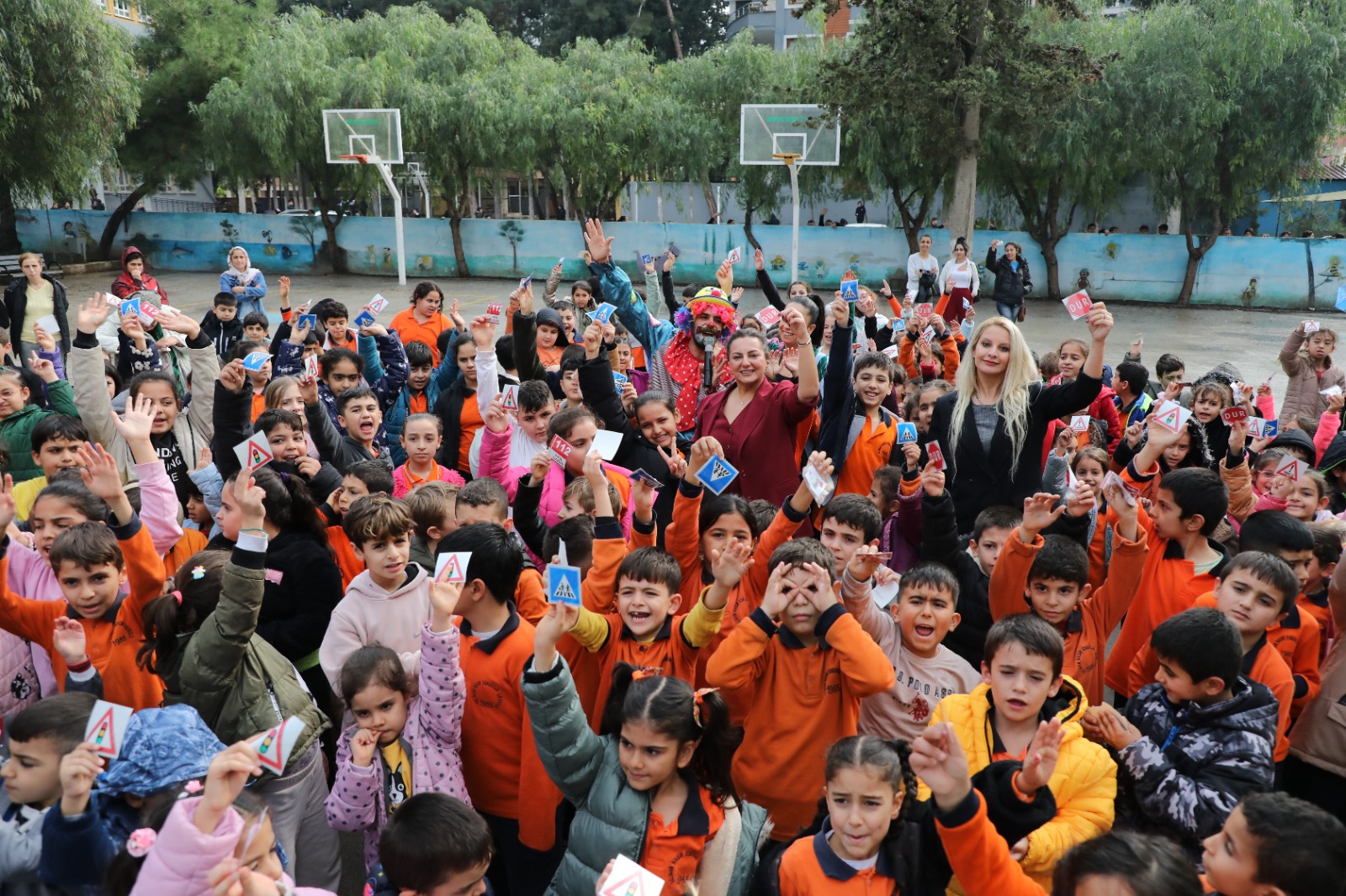 Hatay Büyükşehir Belediyesi, “Trafikte Minik Eller” projesiyle çocuklara trafik kurallarını oyunlarla öğretiyor. Palyaço gösterileri ve hediyelerle dolu etkinlik, farkındalık yaratmayı hedefliyor.