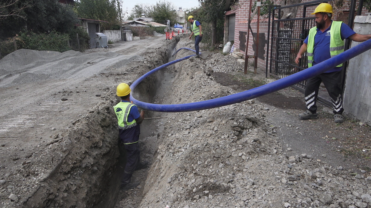 Hatay Büyükşehir Belediyesi, Dörtyol ilçesinde 126 milyon liralık yatırımla 76 bin metre uzunluğunda içme suyu şebekesi inşasına başladı. Proje, 3 mahallede su sorununu çözecek.