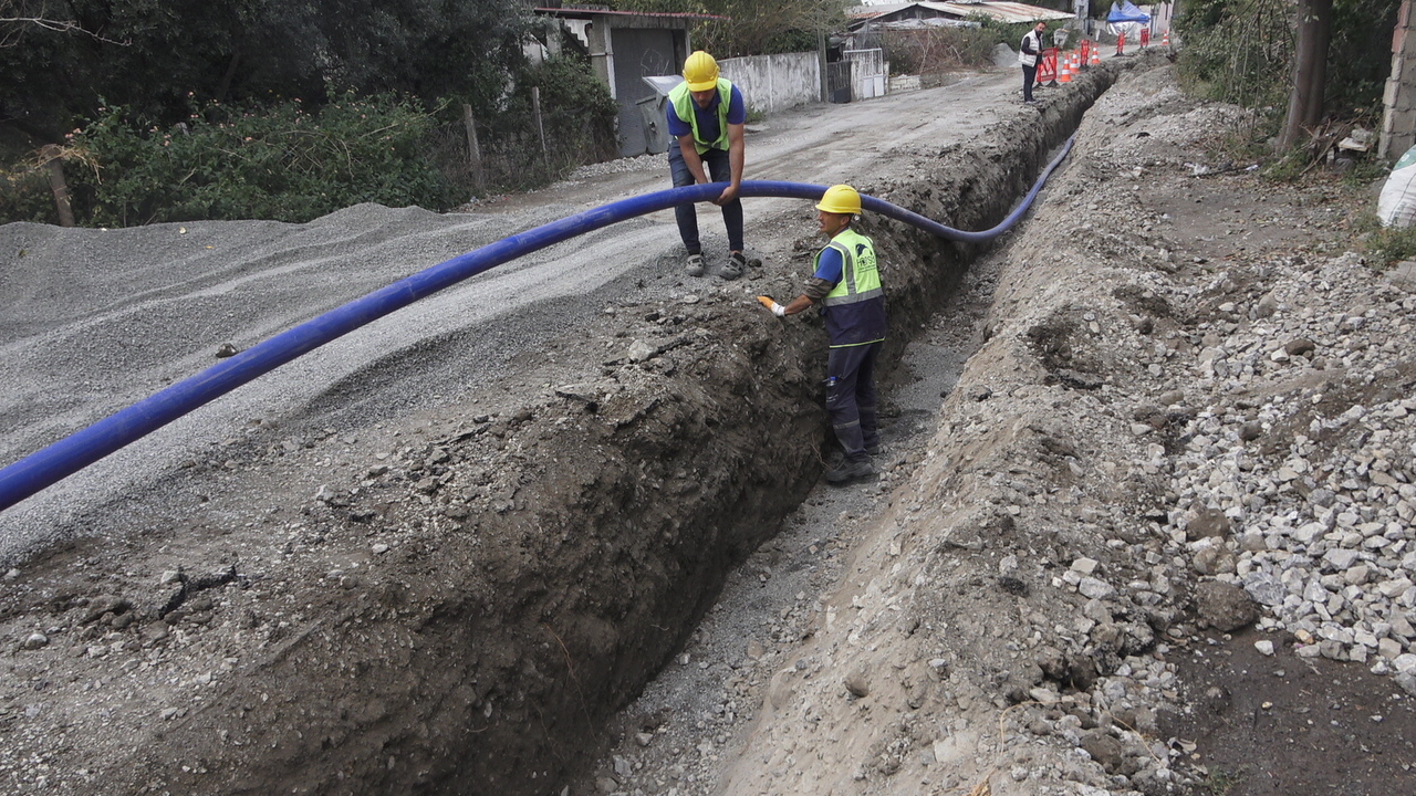 Hatay Büyükşehir Belediyesi, Dörtyol ilçesinde 126 milyon liralık yatırımla 76 bin metre uzunluğunda içme suyu şebekesi inşasına başladı. Proje, 3 mahallede su sorununu çözecek.