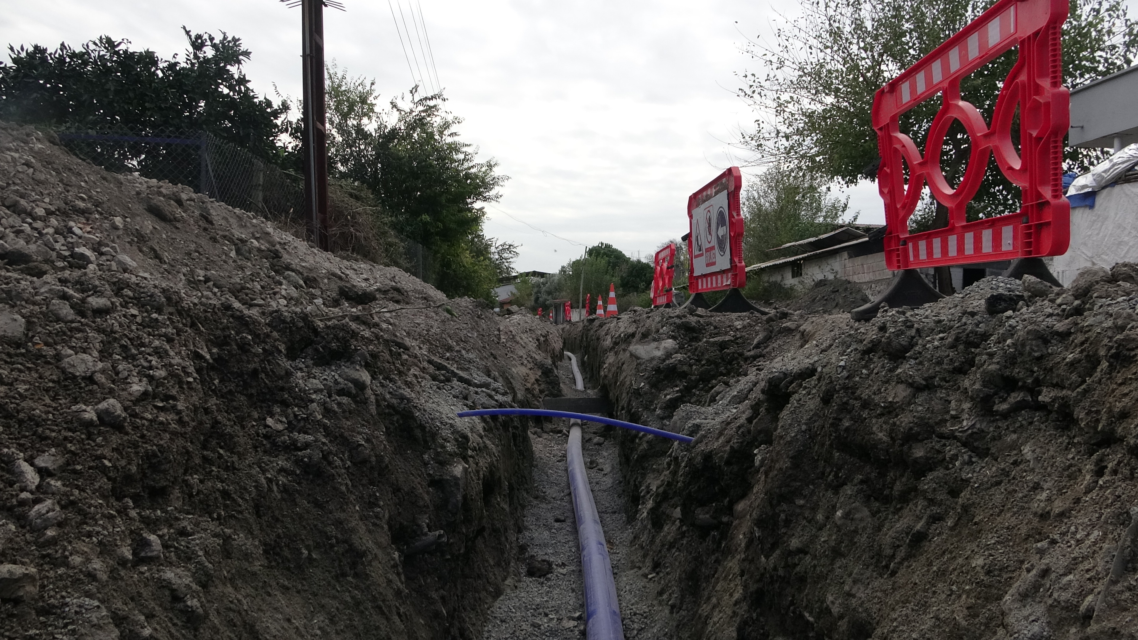 Hatay Büyükşehir Belediyesi, Dörtyol ilçesinde 126 milyon liralık yatırımla 76 bin metre uzunluğunda içme suyu şebekesi inşasına başladı. Proje, 3 mahallede su sorununu çözecek.