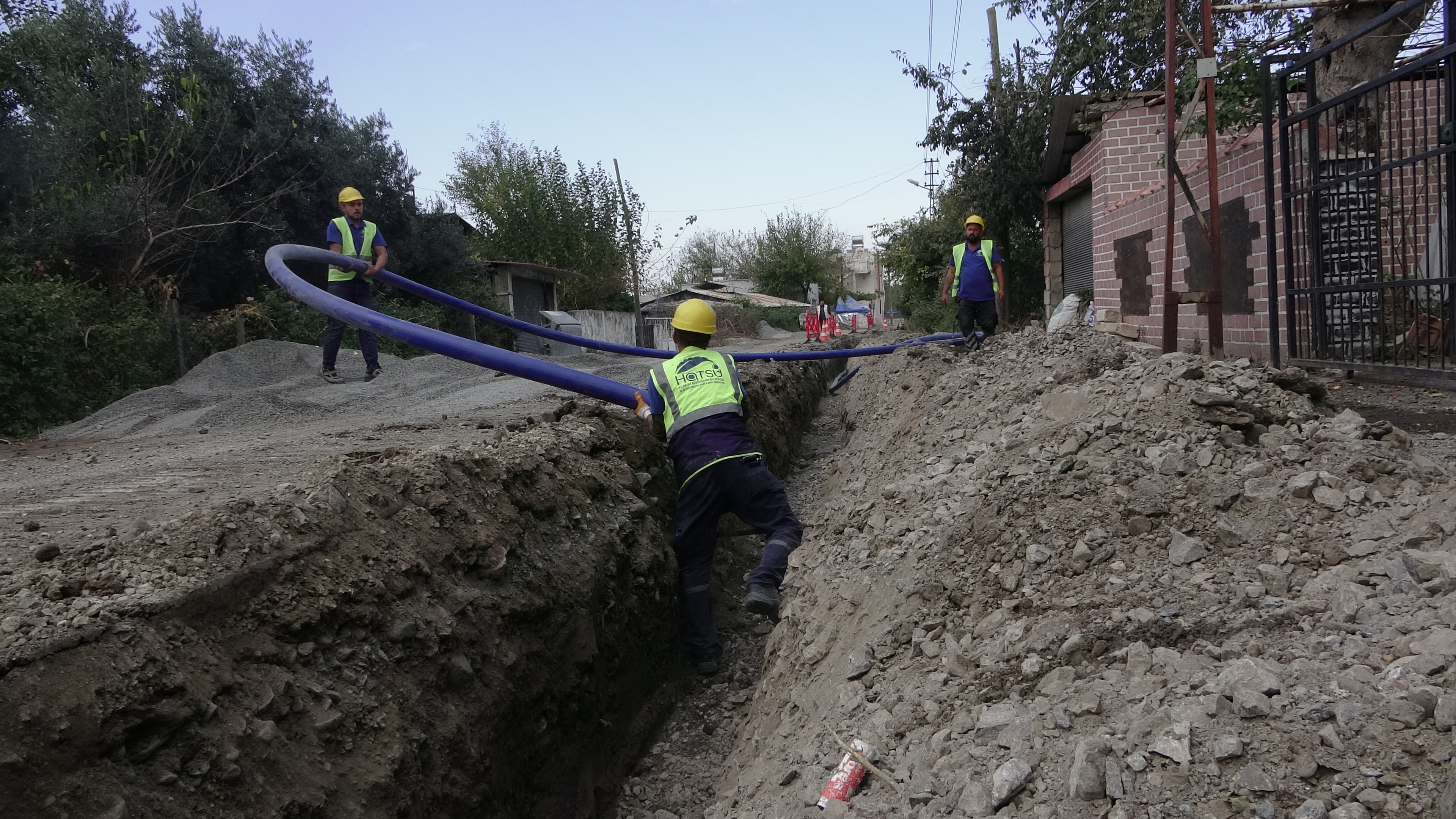 Hatay Büyükşehir Belediyesi, Dörtyol ilçesinde 126 milyon liralık yatırımla 76 bin metre uzunluğunda içme suyu şebekesi inşasına başladı. Proje, 3 mahallede su sorununu çözecek.