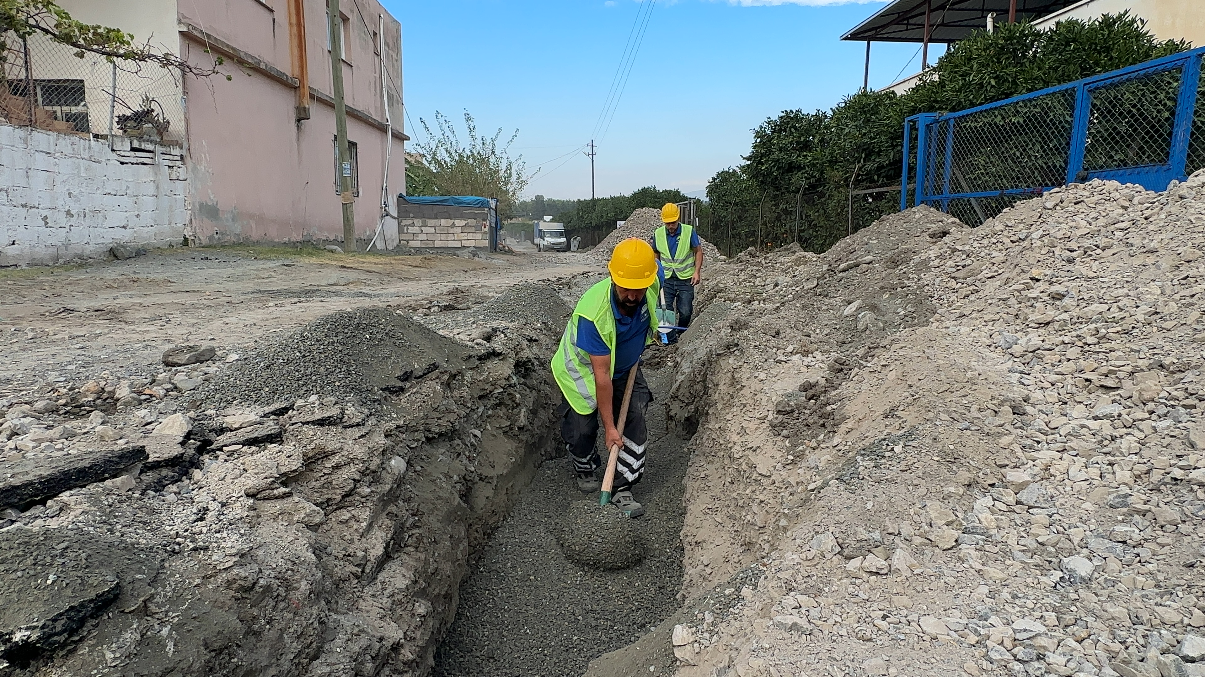 Hatay Büyükşehir Belediyesi, Dörtyol ilçesinde 126 milyon liralık yatırımla 76 bin metre uzunluğunda içme suyu şebekesi inşasına başladı. Proje, 3 mahallede su sorununu çözecek.