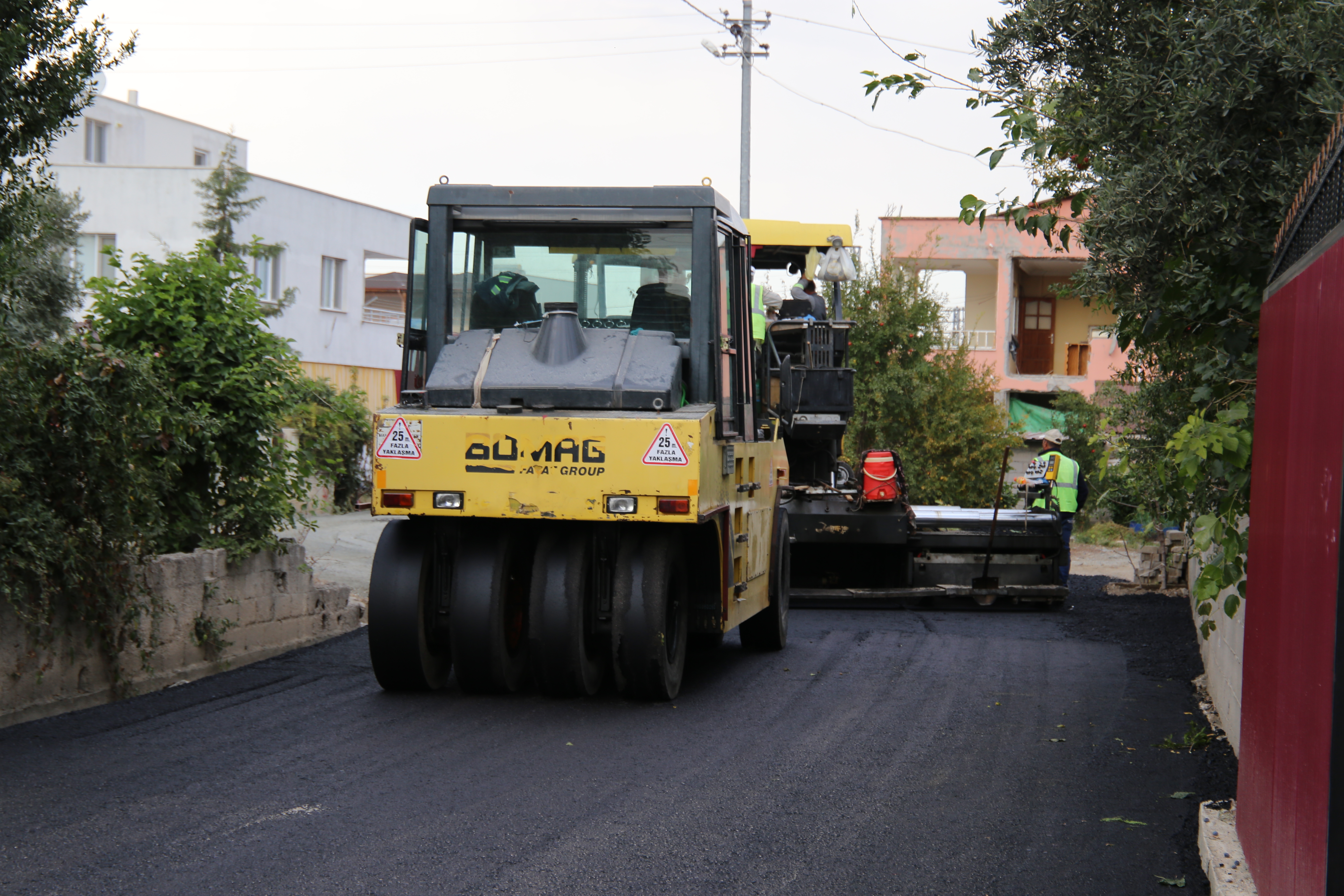 Hatay Büyükşehir Belediyesi, Erzin’de 9 mahallede 25 km asfalt serimi gerçekleştirerek yol sorunlarını çözdü. Mahalle muhtarları, hizmetlerden memnuniyetlerini ifade etti.