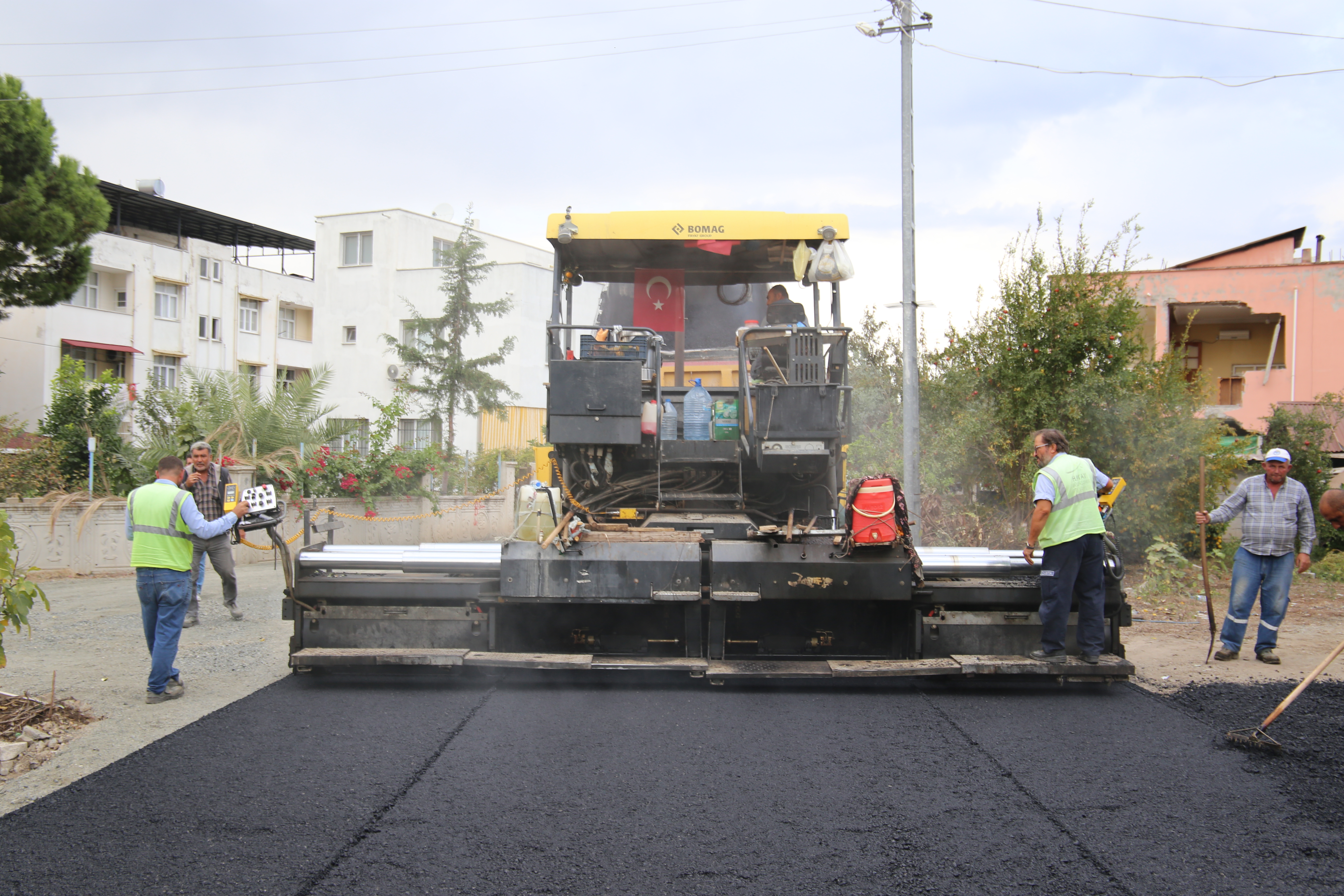 Hatay Büyükşehir Belediyesi, Erzin’de 9 mahallede 25 km asfalt serimi gerçekleştirerek yol sorunlarını çözdü. Mahalle muhtarları, hizmetlerden memnuniyetlerini ifade etti.