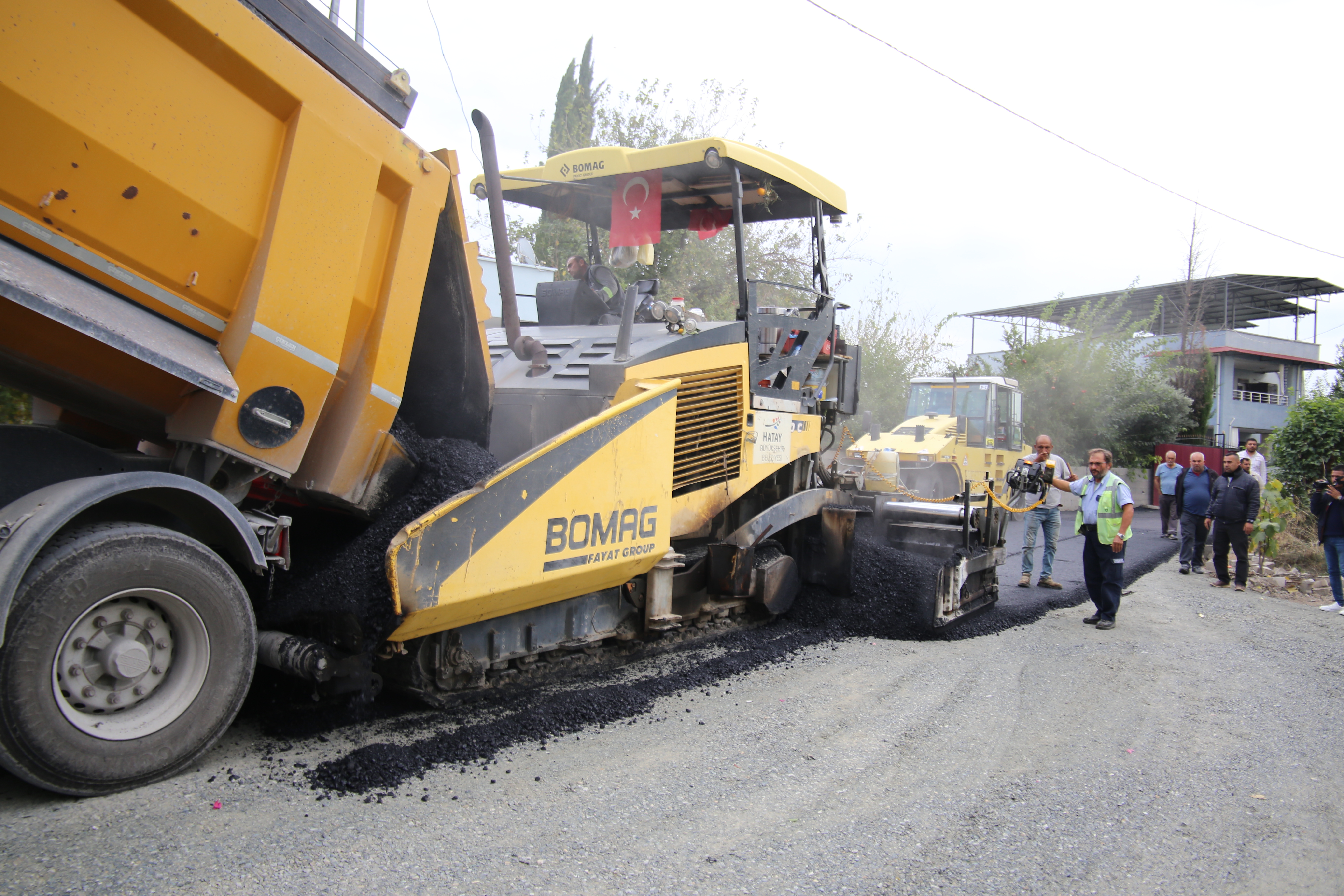 Hatay Büyükşehir Belediyesi, Erzin’de 9 mahallede 25 km asfalt serimi gerçekleştirerek yol sorunlarını çözdü. Mahalle muhtarları, hizmetlerden memnuniyetlerini ifade etti.