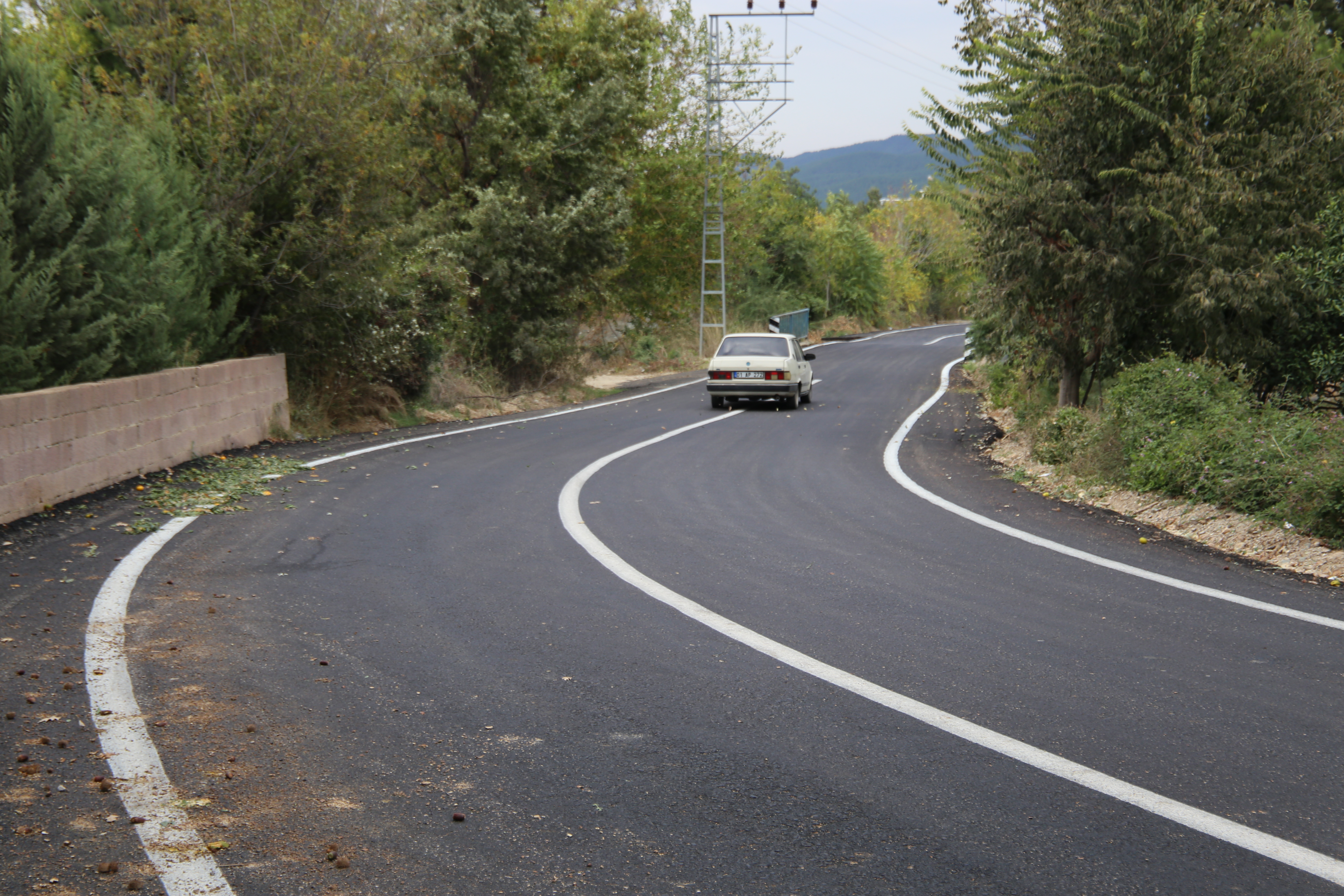 Hatay Büyükşehir Belediyesi, Erzin’de 9 mahallede 25 km asfalt serimi gerçekleştirerek yol sorunlarını çözdü. Mahalle muhtarları, hizmetlerden memnuniyetlerini ifade etti.