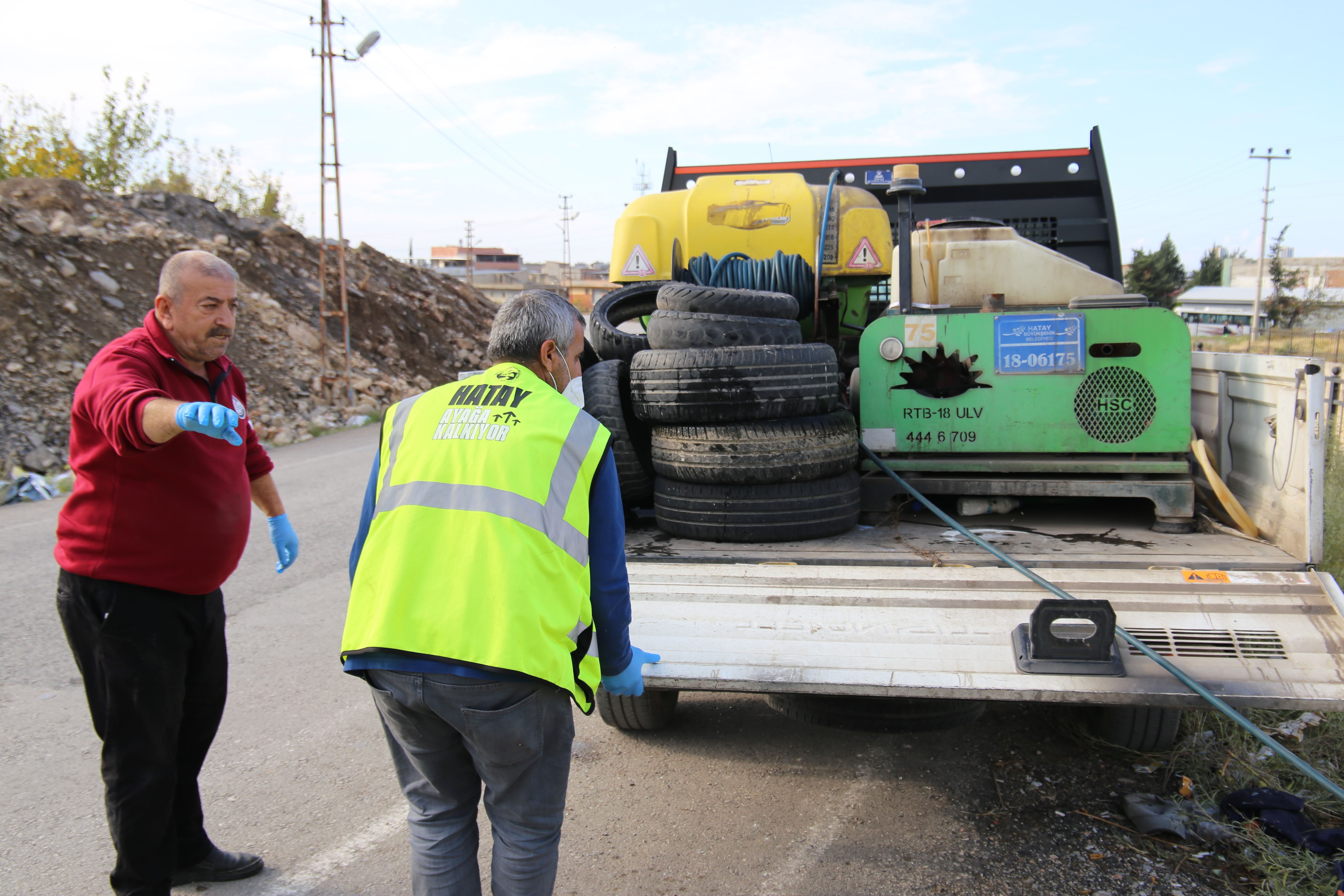 Hatay Büyükşehir Belediyesi, sinek ve haşerelerin üremesini önlemek için sulak alanlarda ilaçlama yapıyor, eski araç lastiklerini toplayarak hem geri dönüşüme katkı sağlıyor hem de üremeyi engelliyor