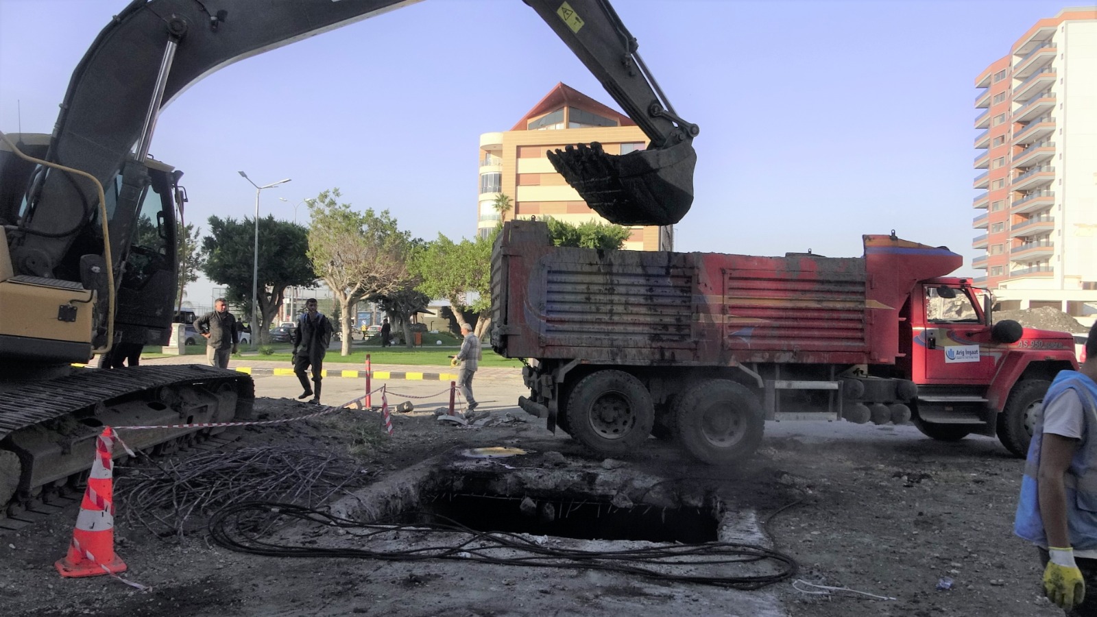 Hatay Büyükşehir Belediyesi, İskenderun Fransız Menfezi'nde ıslah çalışmalarıyla taşkın riskini azaltıyor. 896 metrelik menfezin 300 metresi temizlendi, 150 kamyon atık bertaraf edildi.