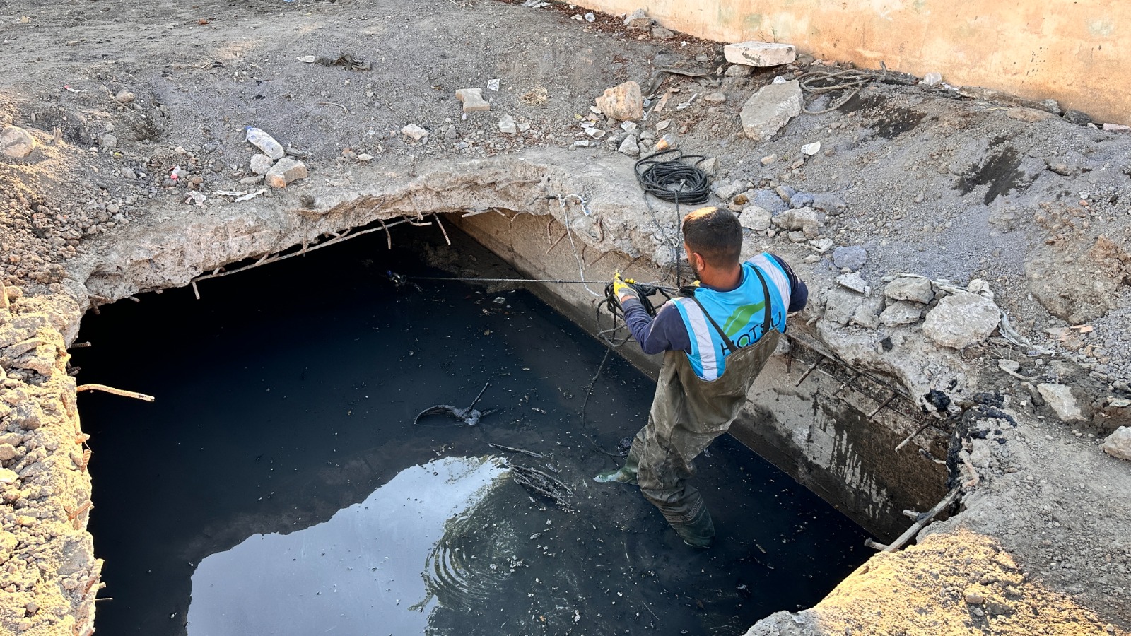 Hatay Büyükşehir Belediyesi, İskenderun Fransız Menfezi'nde ıslah çalışmalarıyla taşkın riskini azaltıyor. 896 metrelik menfezin 300 metresi temizlendi, 150 kamyon atık bertaraf edildi.