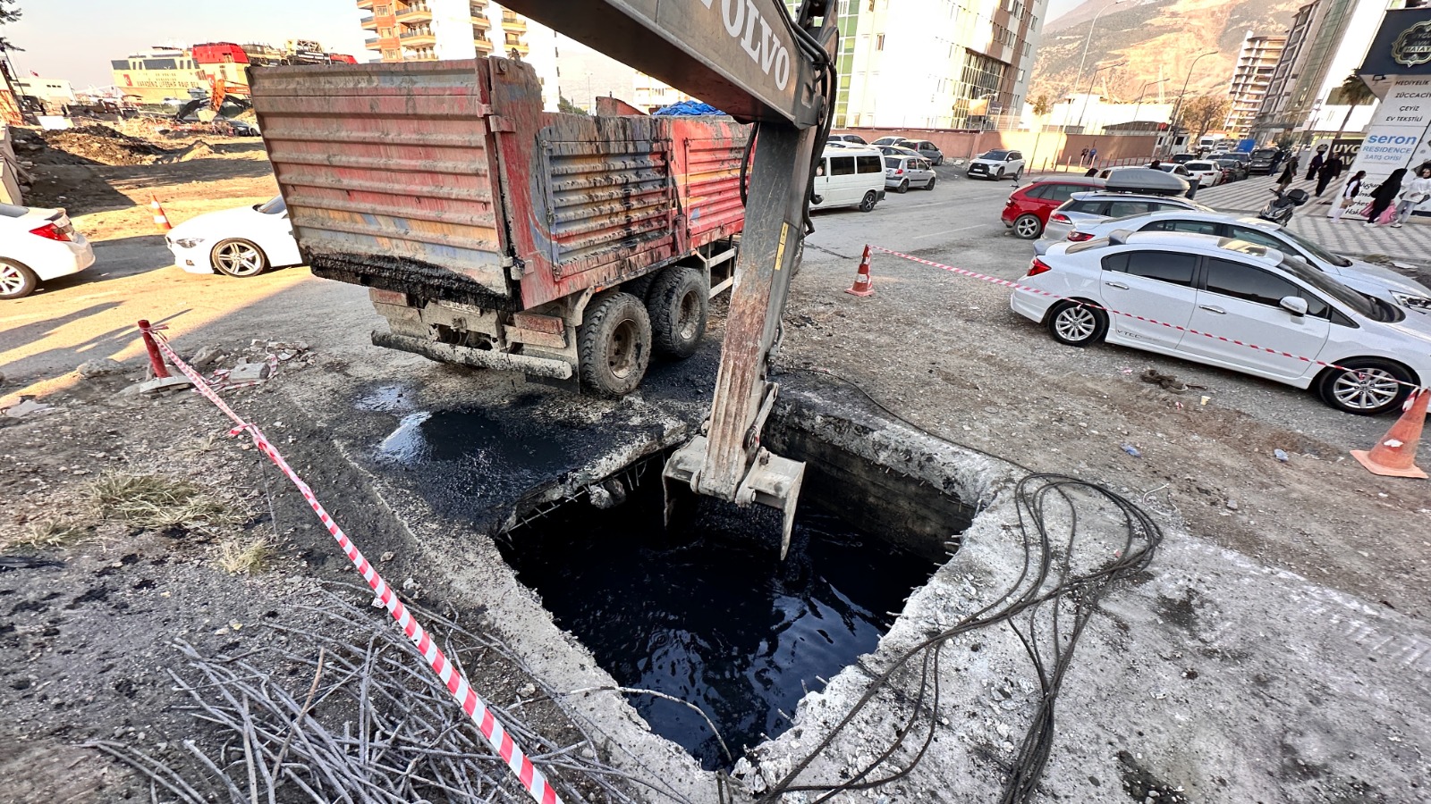 Hatay Büyükşehir Belediyesi, İskenderun Fransız Menfezi'nde ıslah çalışmalarıyla taşkın riskini azaltıyor. 896 metrelik menfezin 300 metresi temizlendi, 150 kamyon atık bertaraf edildi.