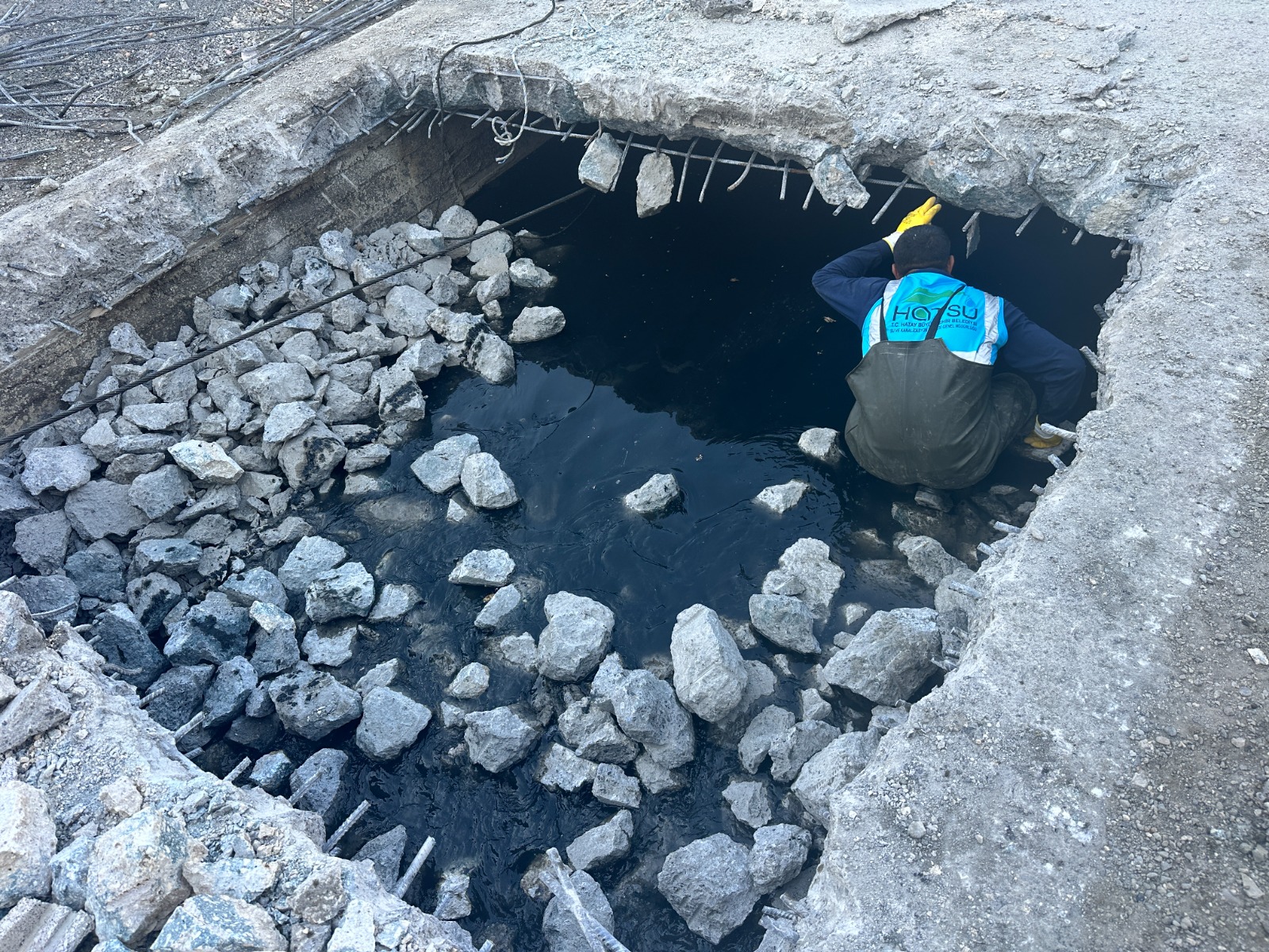 Hatay Büyükşehir Belediyesi, İskenderun Fransız Menfezi'nde ıslah çalışmalarıyla taşkın riskini azaltıyor. 896 metrelik menfezin 300 metresi temizlendi, 150 kamyon atık bertaraf edildi.