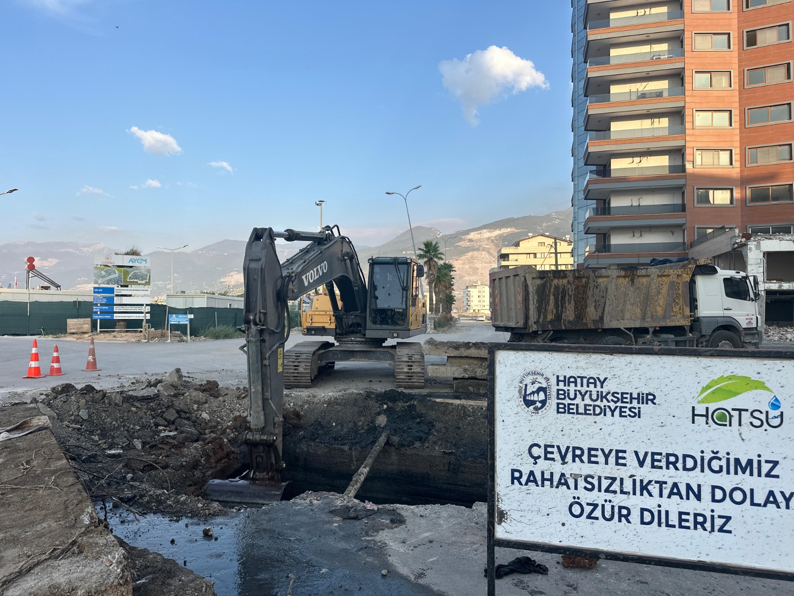 Hatay Büyükşehir Belediyesi, İskenderun Fransız Menfezi'nde ıslah çalışmalarıyla taşkın riskini azaltıyor. 896 metrelik menfezin 300 metresi temizlendi, 150 kamyon atık bertaraf edildi.