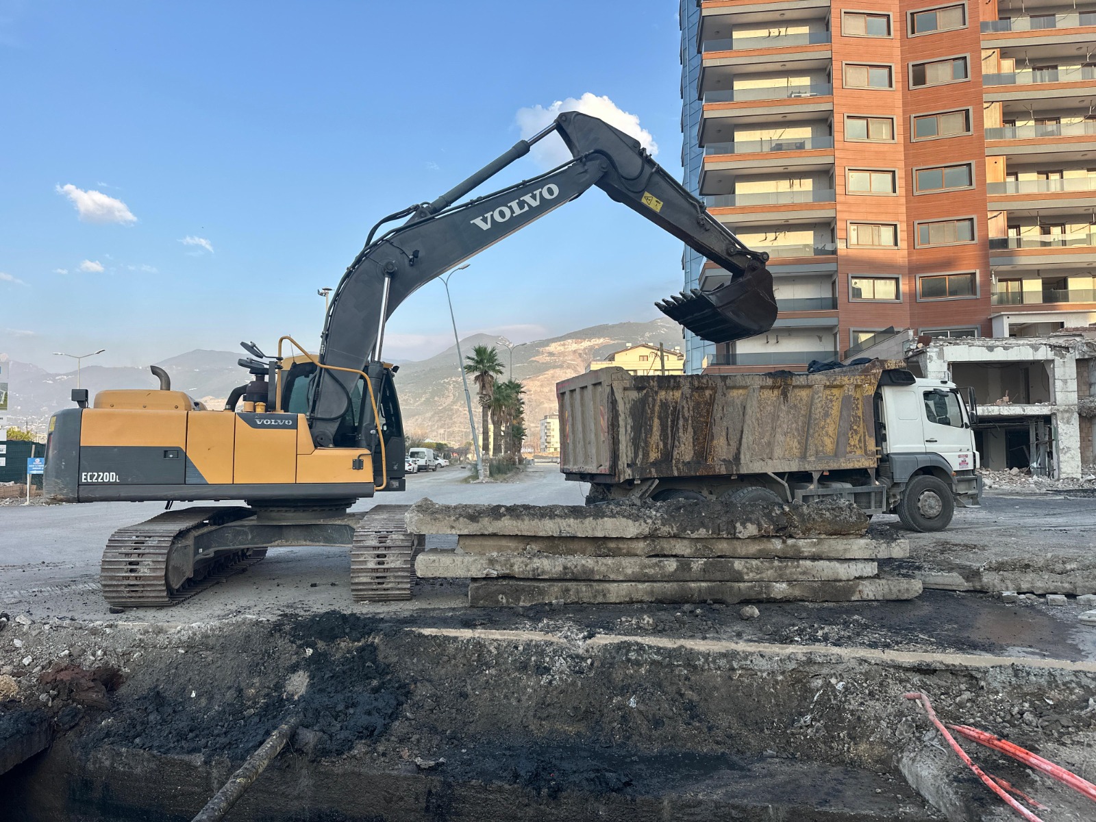 Hatay Büyükşehir Belediyesi, İskenderun Fransız Menfezi'nde ıslah çalışmalarıyla taşkın riskini azaltıyor. 896 metrelik menfezin 300 metresi temizlendi, 150 kamyon atık bertaraf edildi.