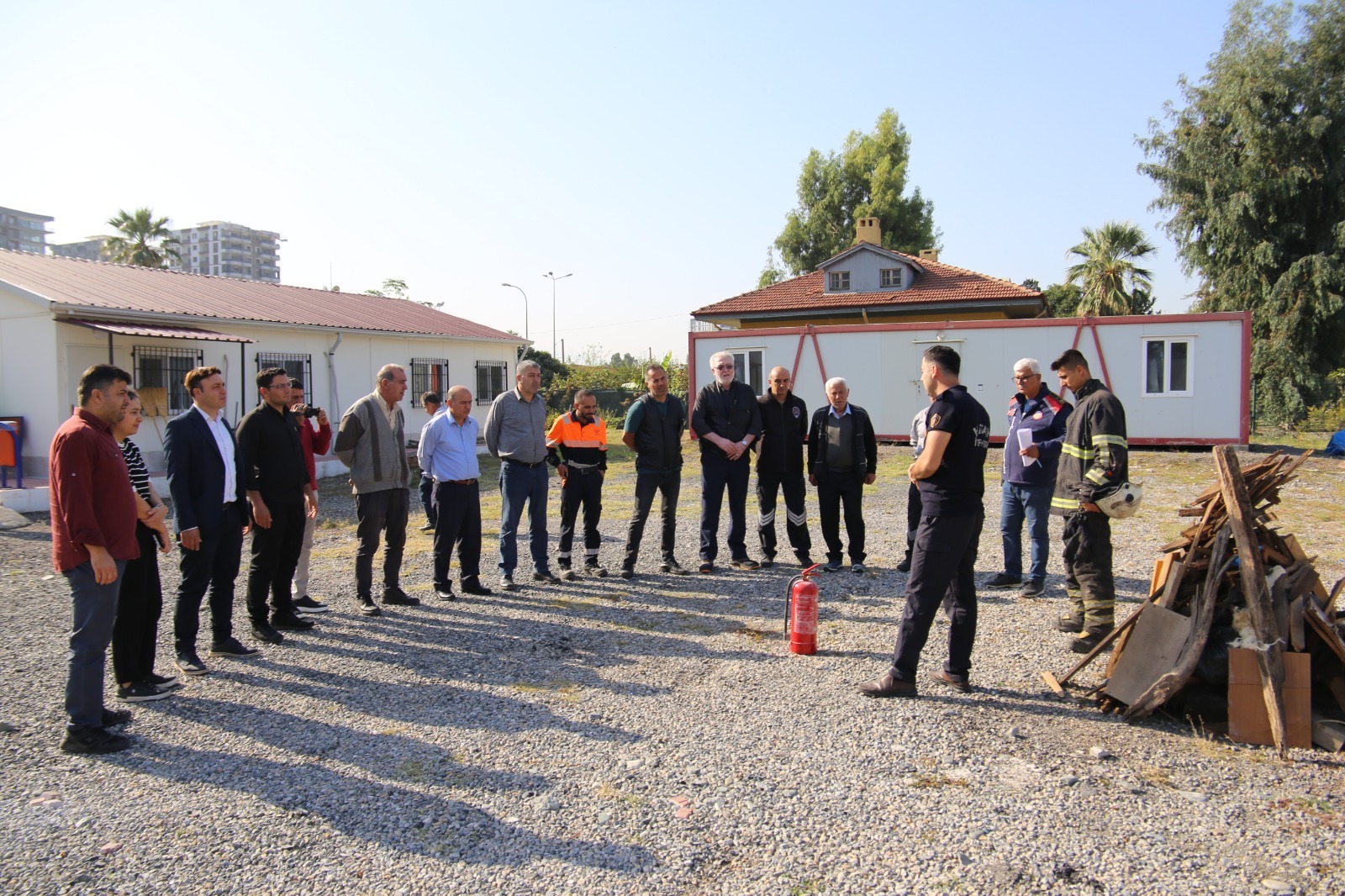 Hatay Büyükşehir Belediyesi İtfaiye Dairesi, afet ve yangın durumlarında vatandaşları bilinçlendirmek için eğitim ve tatbikatlar düzenlemeye devam ediyor.