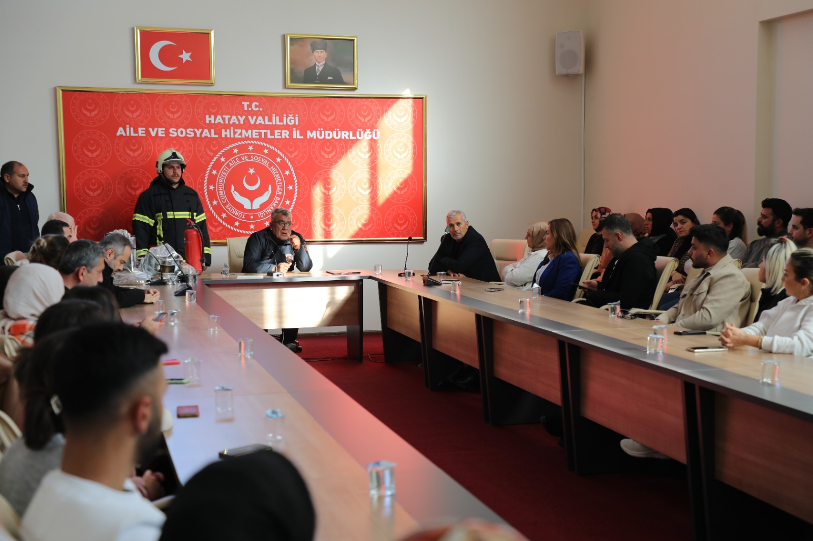 Hatay Büyükşehir Belediyesi İtfaiye Dairesi, afet ve yangın durumlarında vatandaşları bilinçlendirmek için eğitim ve tatbikatlar düzenlemeye devam ediyor.