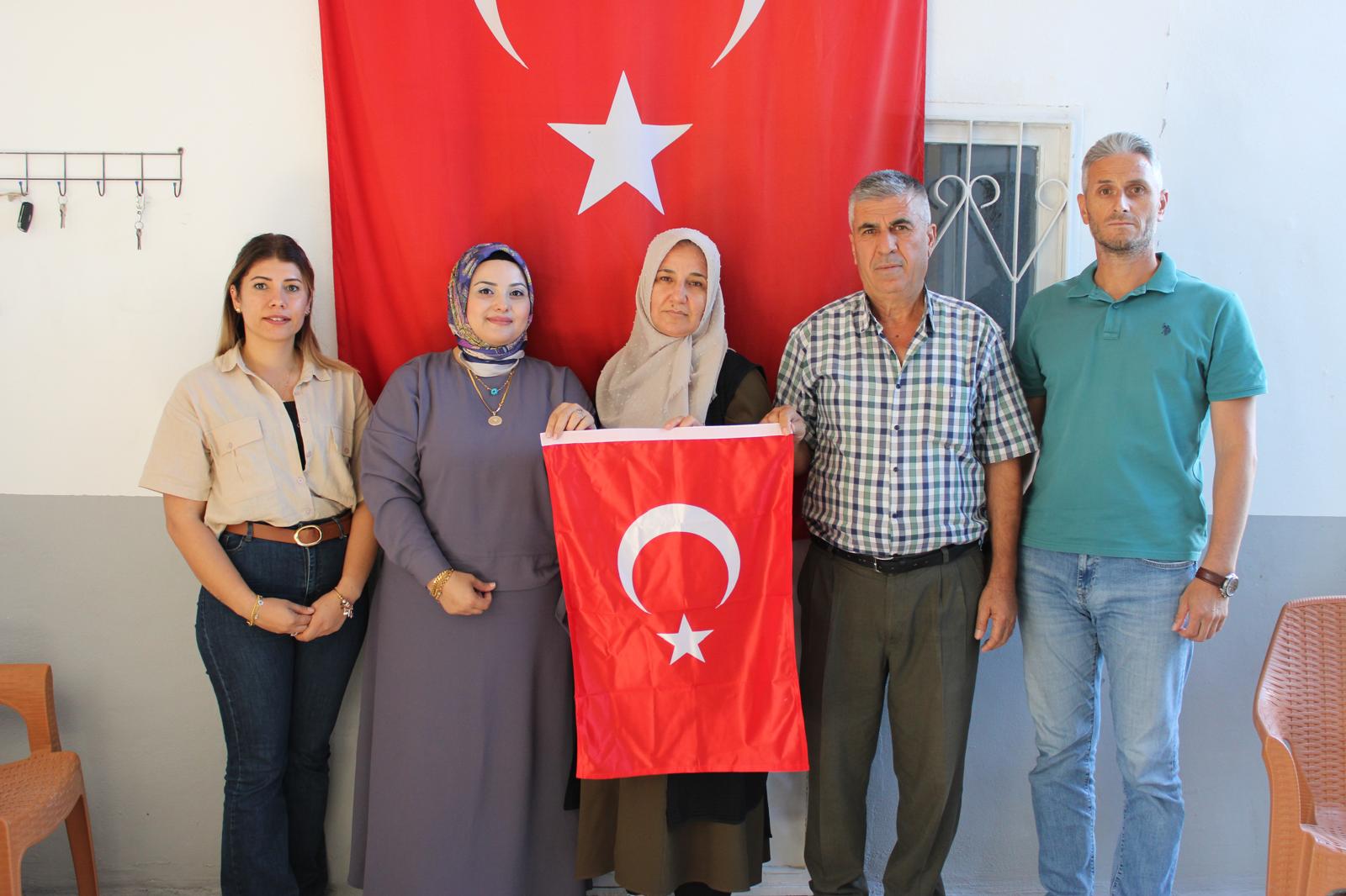 Hatay Büyükşehir Belediyesi, şehit ailelerini ve gazileri ziyaret ederek moral desteği sağlıyor. Ekipler, ailelere bayrak ve kuran hediye etti, her zaman yanlarında olma sözü verdi.