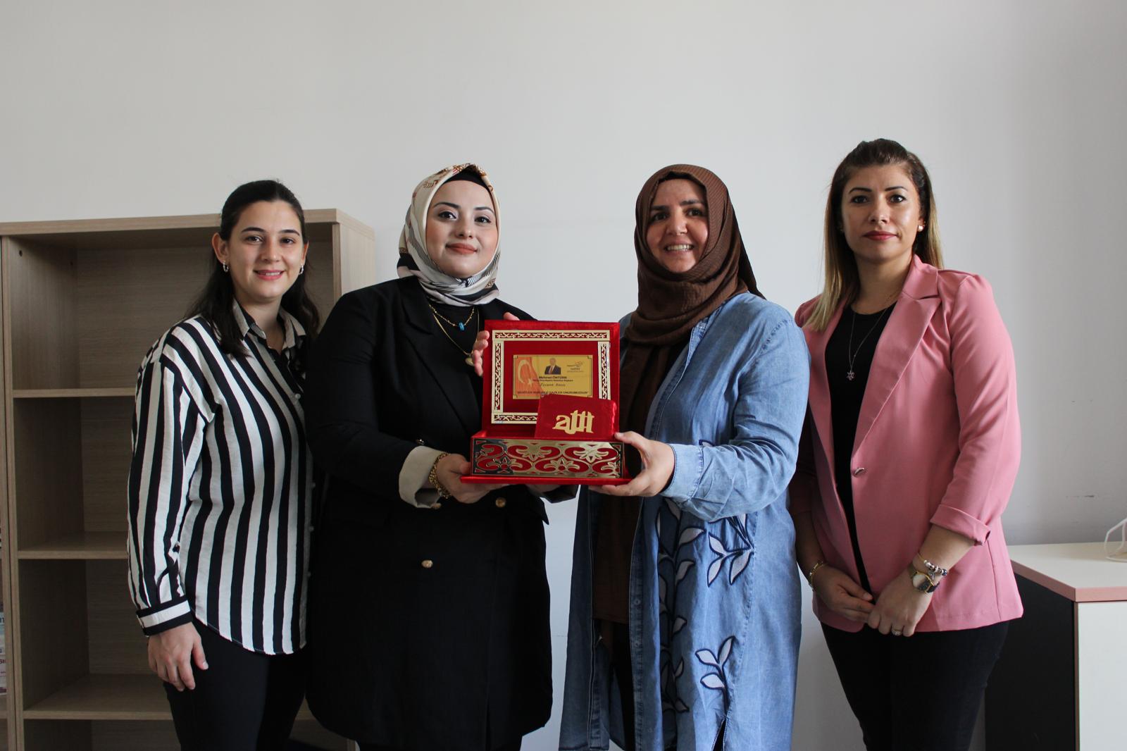 Hatay Büyükşehir Belediyesi, şehit ailelerini ve gazileri ziyaret ederek moral desteği sağlıyor. Ekipler, ailelere bayrak ve kuran hediye etti, her zaman yanlarında olma sözü verdi.