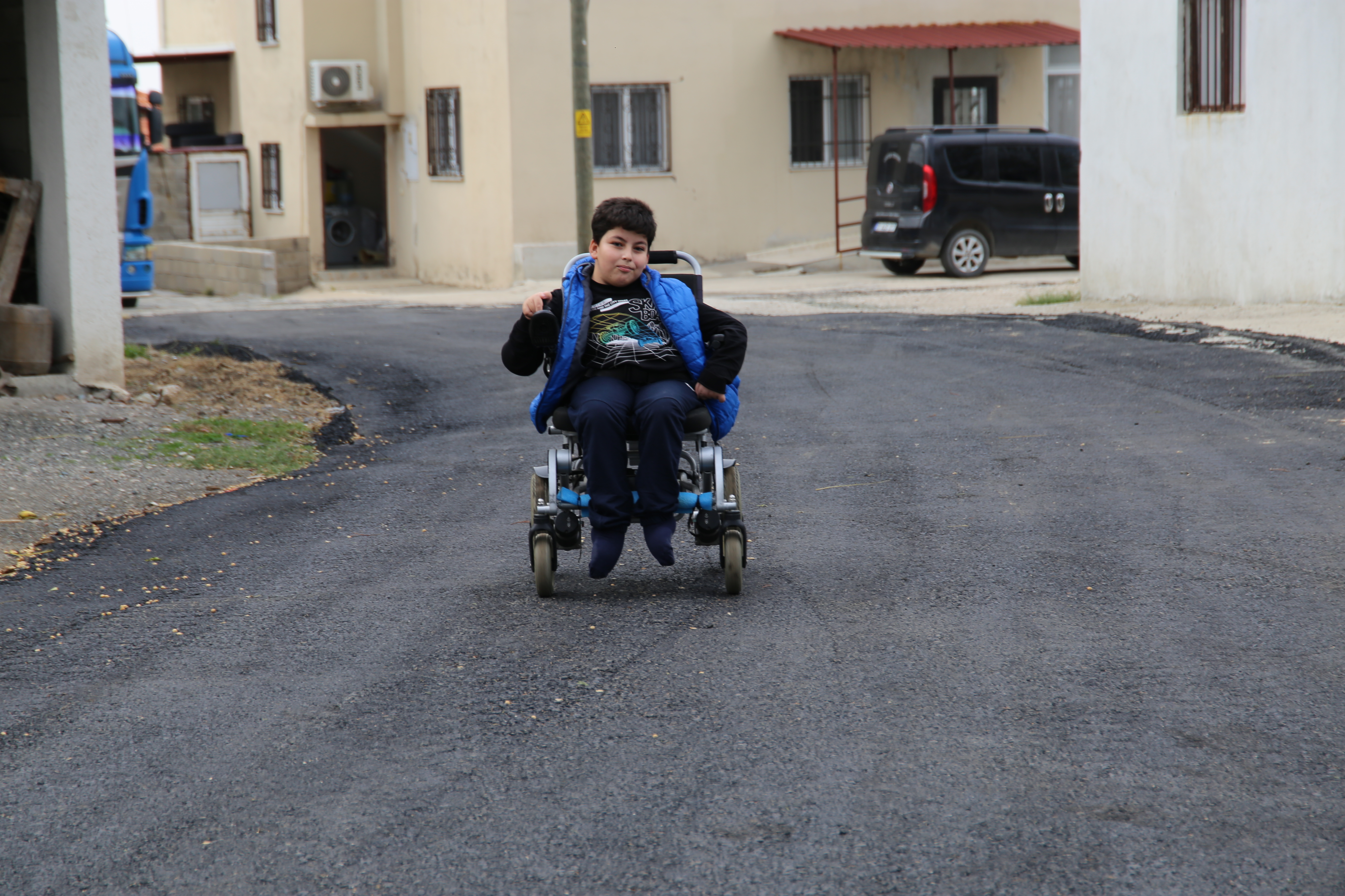 Hatay Büyükşehir Belediyesi, SMA hastası 11 yaşındaki Mehmet Bülent Dönmez’in okula rahatça gitmesi için Arsuz’daki bozuk yolu asfaltladı. Minik Mehmet, “Oyuncu Abi” kanalına destek istedi.