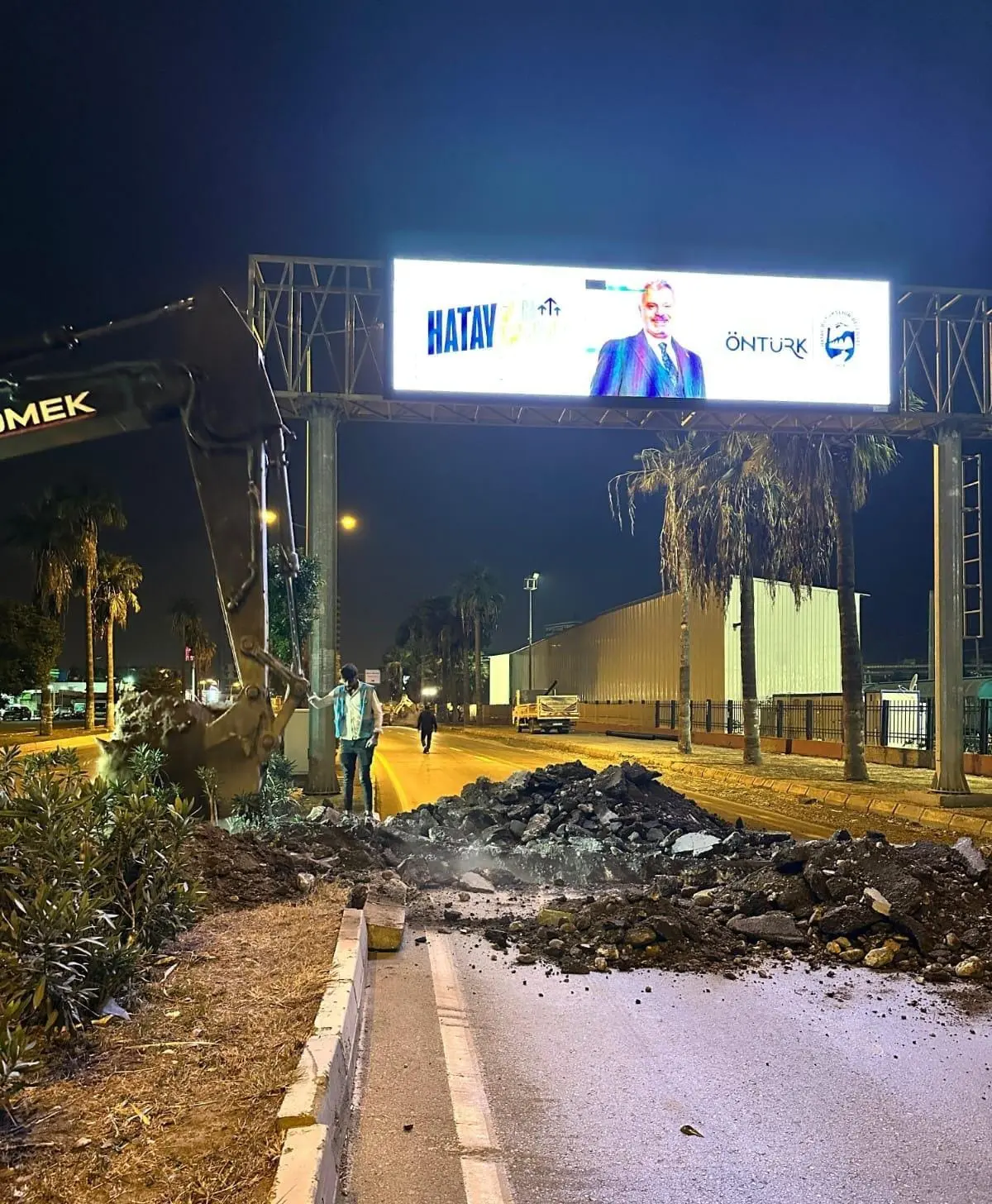 İskenderun Çay Mahallesi'nde 1 km yağmur suyu hattı döşenip yol asfaltlandı. Hatay Büyükşehir ve İskenderun Belediyesi'nin ortak çalışması 21 saatte tamamlandı, bölgeye değer katıldı.