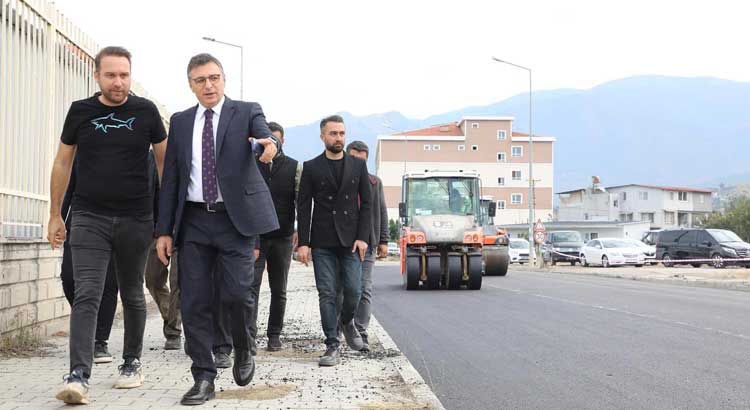 İskenderun Belediye Başkanı Mehmet Dönmez'in talimatıyla KYK Yurtlar Bölgesi'ndeki yol sorunları çözüldü, ulaşım güvenli hale getirildi. Öğrenciler ve İSTE Rektörü teşekkür etti.