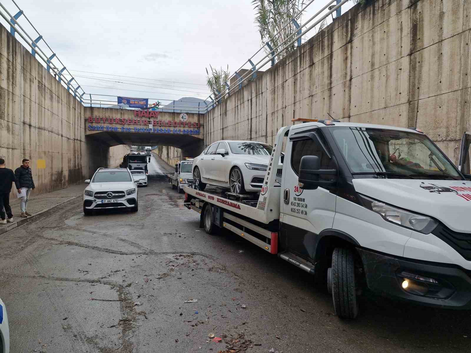  Hatay'ın Payas ilçesinde gece başlayan yoğun yağış, Şehit Yetkin Erşan alt geçidinde iki aracın mahsur kalmasına yol açtı. Olayda can kaybı yaşanmazken, yetkililer uyarılarını sürdürdü.