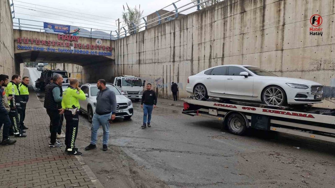 Payas'ta Kuvvetli Yağış, Alt Geçitte Araçları Mahsur Bıraktı