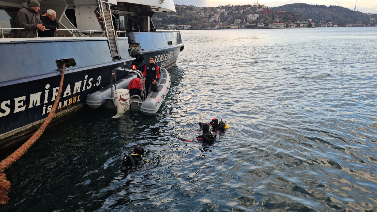 Rumeli Hisarı’nda balık tutan 2 arkadaş denize düşüp kayboldu