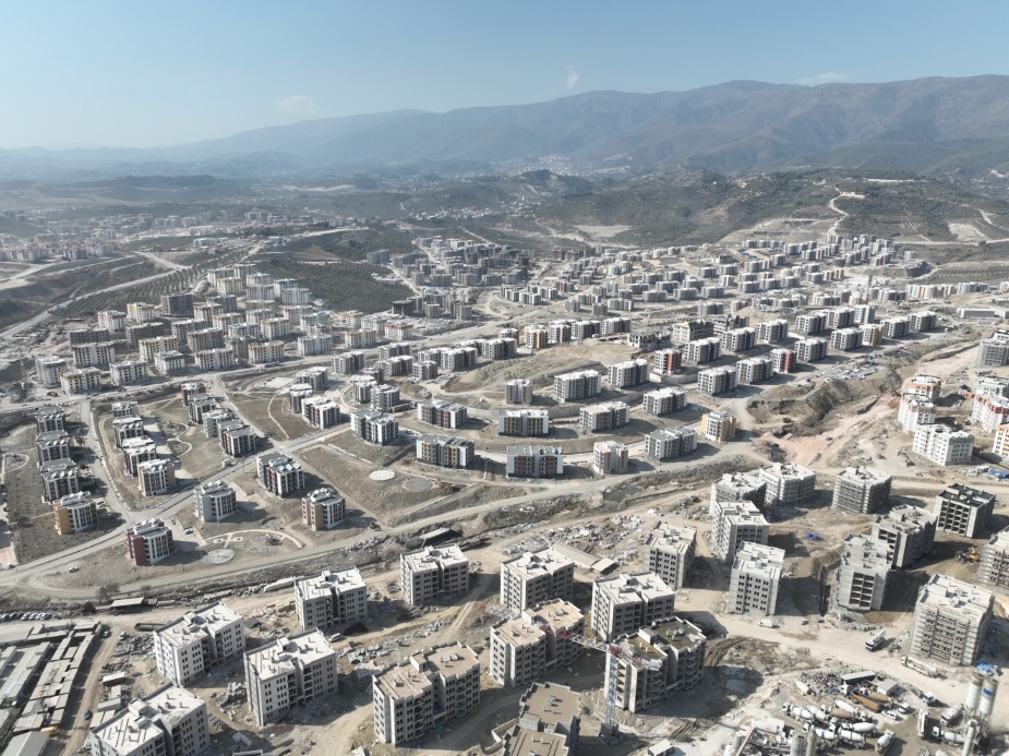 Hatay'da TOKİ tarafından inşa edilen ve Türkiye'nin en büyük ikinci şantiyesi olan Dikmece deprem konutlarında 10.335 konut yapılıyor. 3.830 hak sahibi belirlenen projede, 6.049 işçi çalışıyor.