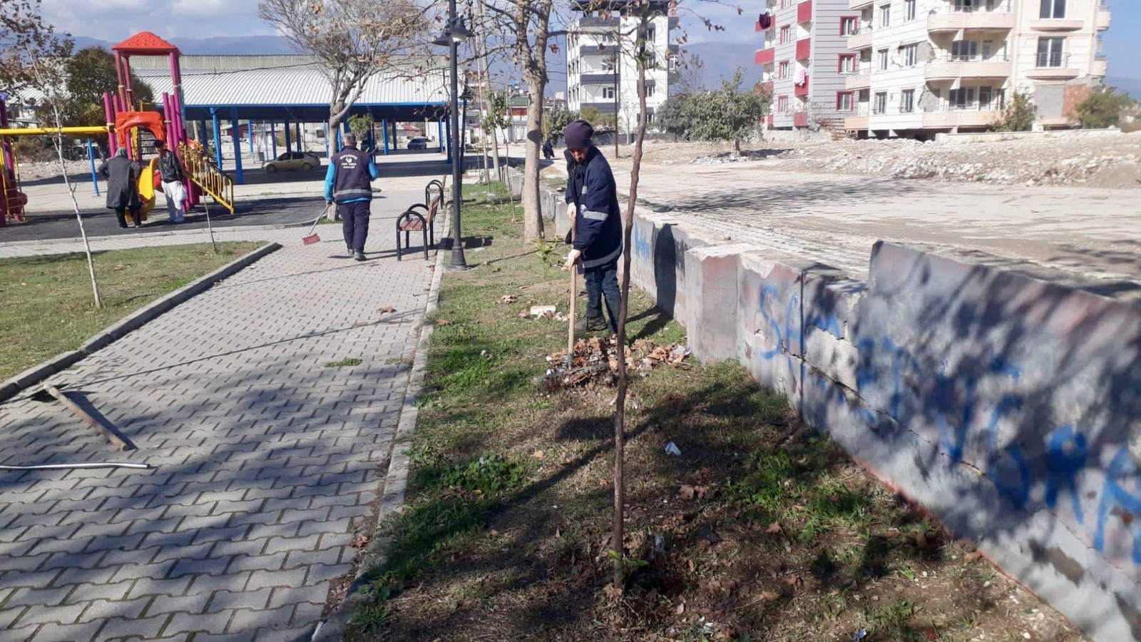 Antakya Belediyesi, 95 mahallede park ve yeşil alanlarda çim biçme, ağaç budama ve onarım çalışmalarını sürdürüyor. Kış hazırlıkları kapsamında oyun alanları ve kent mobilyaları da yenileniyor.