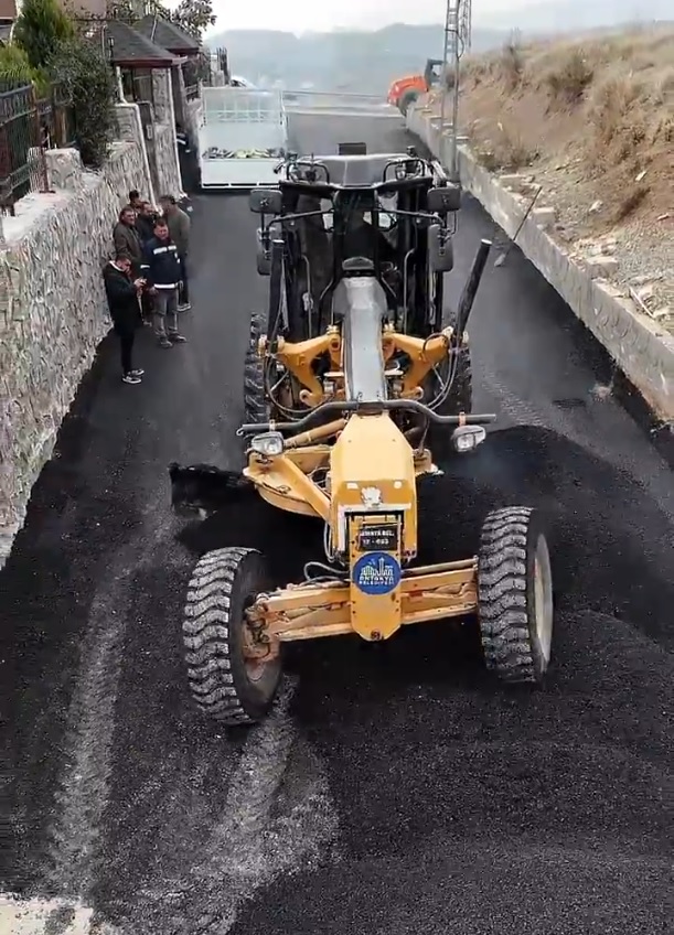 Antakya Belediyesi Fen İşleri Müdürlüğü, şehir genelinde asfaltlama, parke döşeme ve yol onarım çalışmalarına hız kesmeden devam ediyor. Çalışmalar, mahalle bazında ihtiyaçlara göre yürütülüyor.