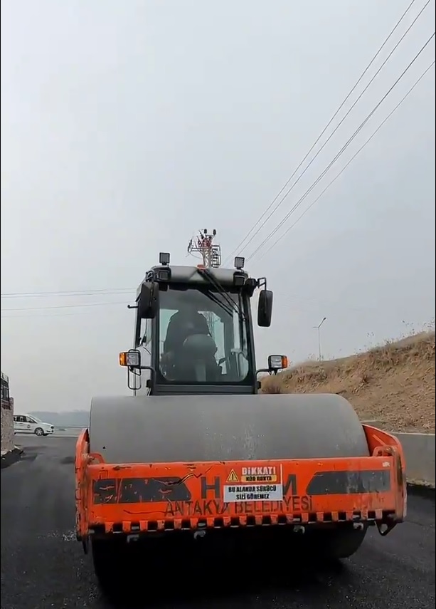 Antakya Belediyesi Fen İşleri Müdürlüğü, şehir genelinde asfaltlama, parke döşeme ve yol onarım çalışmalarına hız kesmeden devam ediyor. Çalışmalar, mahalle bazında ihtiyaçlara göre yürütülüyor.