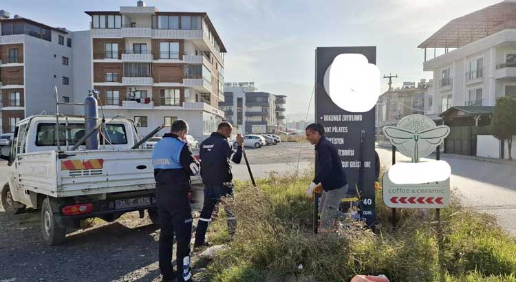 Arsuz Belediyesi, çevre ve görüntü kirliliğiyle mücadele kapsamında izinsiz tabela ve afişleri kaldırarak kent estetiğini ve trafik güvenliğini sağlama çalışmalarını hızlandırdı.