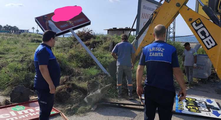 Arsuz Belediyesi, çevre ve görüntü kirliliğiyle mücadele kapsamında izinsiz tabela ve afişleri kaldırarak kent estetiğini ve trafik güvenliğini sağlama çalışmalarını hızlandırdı.