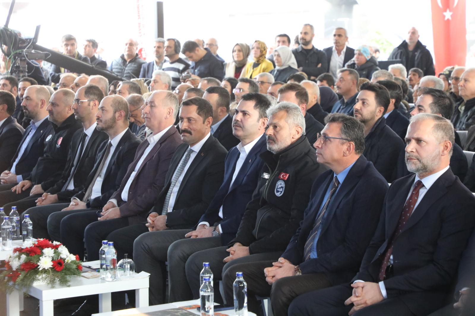 Bakan Murat Kurum, Hatay ziyaretinde İskenderun Sahil Düzenleme Projesi'nin temelini attı. Projenin açılışı 29 Ekim 2025’te yapılacak.