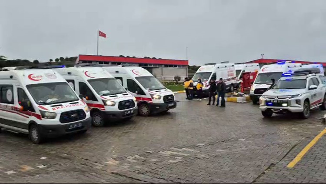 Balıkesir’in Karesi ilçesinde mühimmat fabrikasında meydana gelen patlamada 12 kişi hayatını kaybetti, 3 kişi yaralandı. Yangın kontrol altına alınırken, olayla ilgili soruşturma sürüyor.