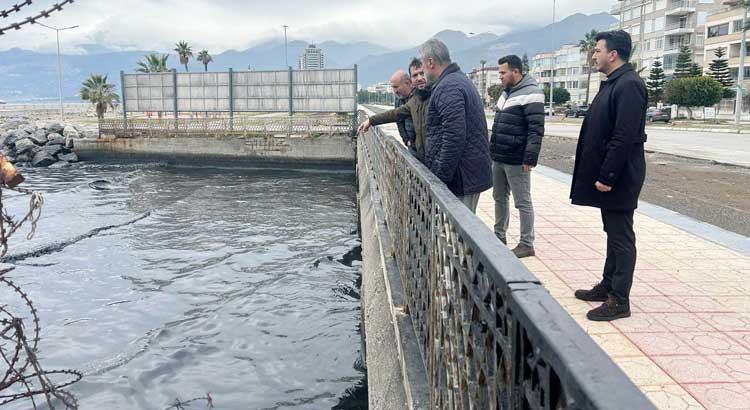 Hatay Büyükşehir Belediye Başkanı Mehmet Öntürk, İskenderun’daki Feyezan Kanalı'ndaki temizlik çalışmalarını yerinde inceledi ve 15 bin ton atık temizlendiğini açıkladı.