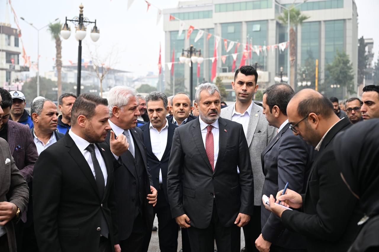 Hatay Büyükşehir Belediye Başkanı Mehmet Öntürk, Reyhanlı’da esnaf ve vatandaşlarla buluştu. Yeni pazar yeri, kreş, altyapı projeleri ve 1450 km asfalt çalışmasıyla ilgili önemli açıklamalarda bulundu