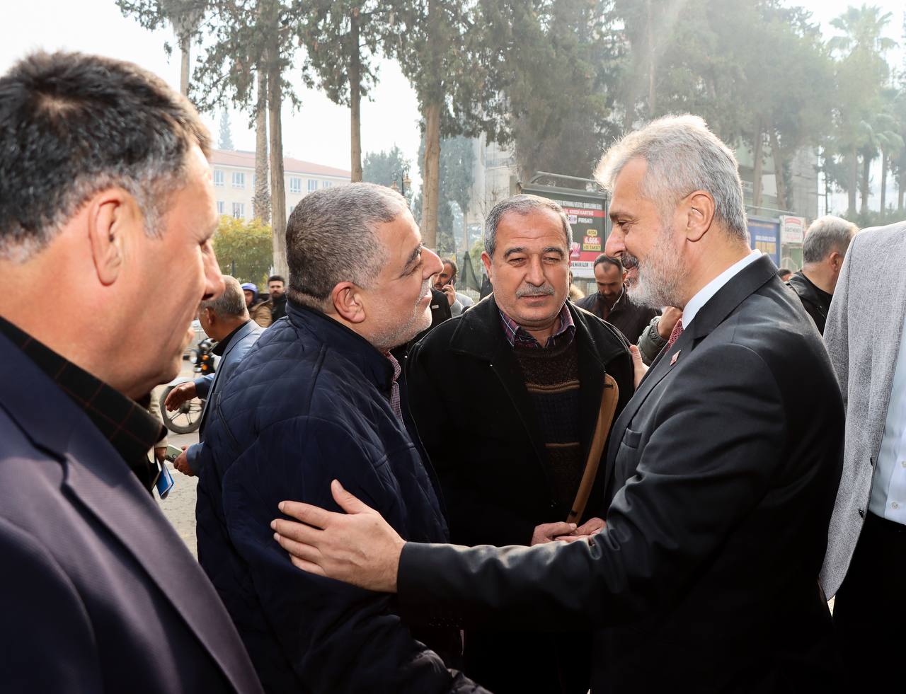 Hatay Büyükşehir Belediye Başkanı Mehmet Öntürk, Reyhanlı’da esnaf ve vatandaşlarla buluştu. Yeni pazar yeri, kreş, altyapı projeleri ve 1450 km asfalt çalışmasıyla ilgili önemli açıklamalarda bulundu