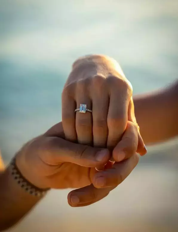 Mert Müldür, sevgilisi Koprena Andjela'ya evlenme teklifi sonrası tatilde romantik anlar paylaştı. Fotoğrafı binlerce beğeni aldı, hayranlarından coşkulu yorumlar geldi.